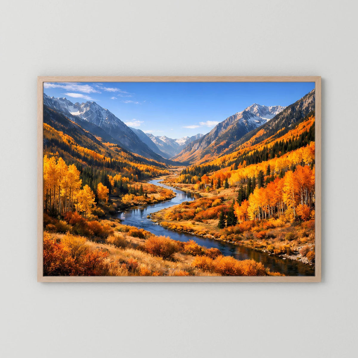 Herbstliches Wandbild im Querformat mit Bergtal und Fluss, heller Holzrahmen