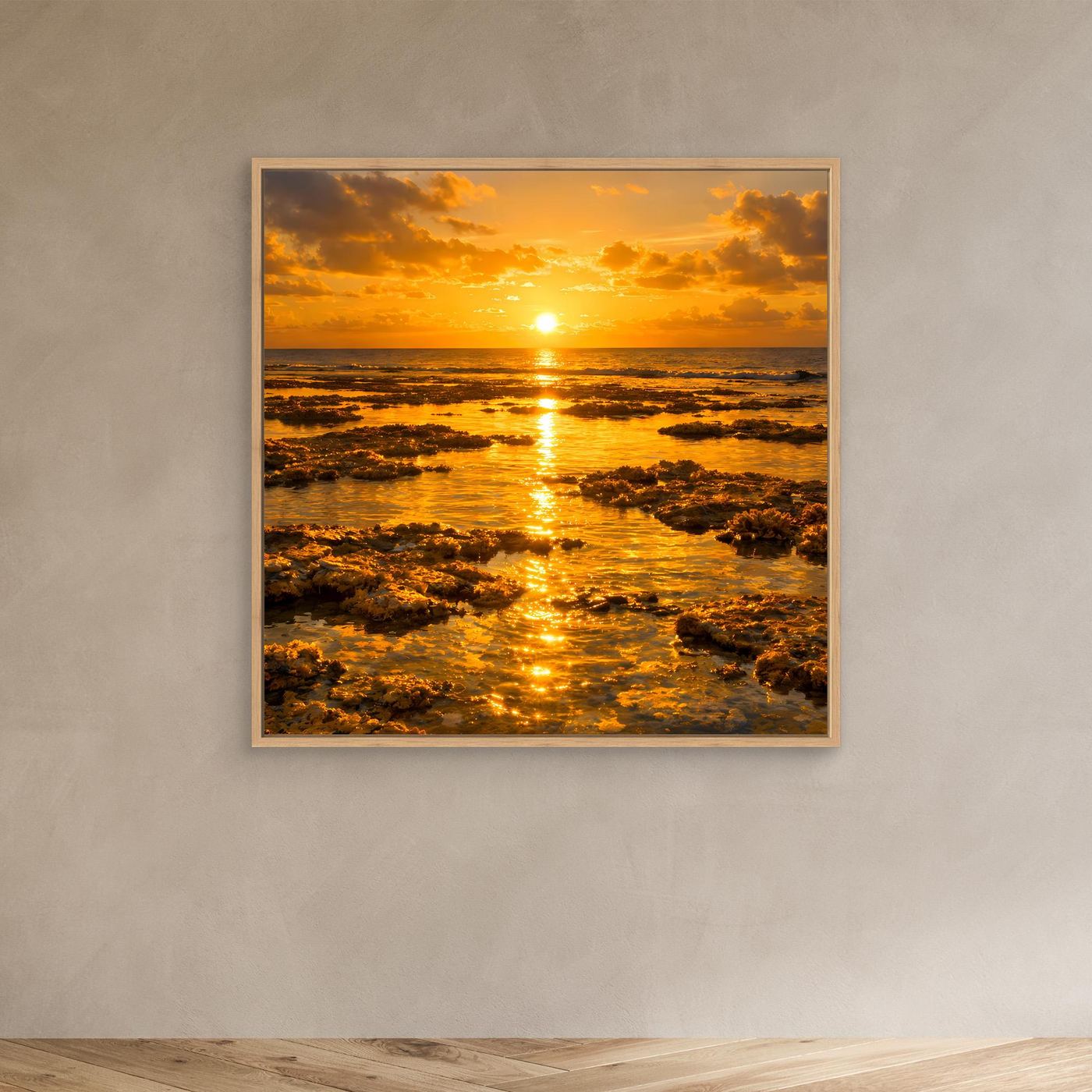 Leinwandbild mit beigem Holzrahmen: goldener Sonnenuntergang am Strand mit Felsen.