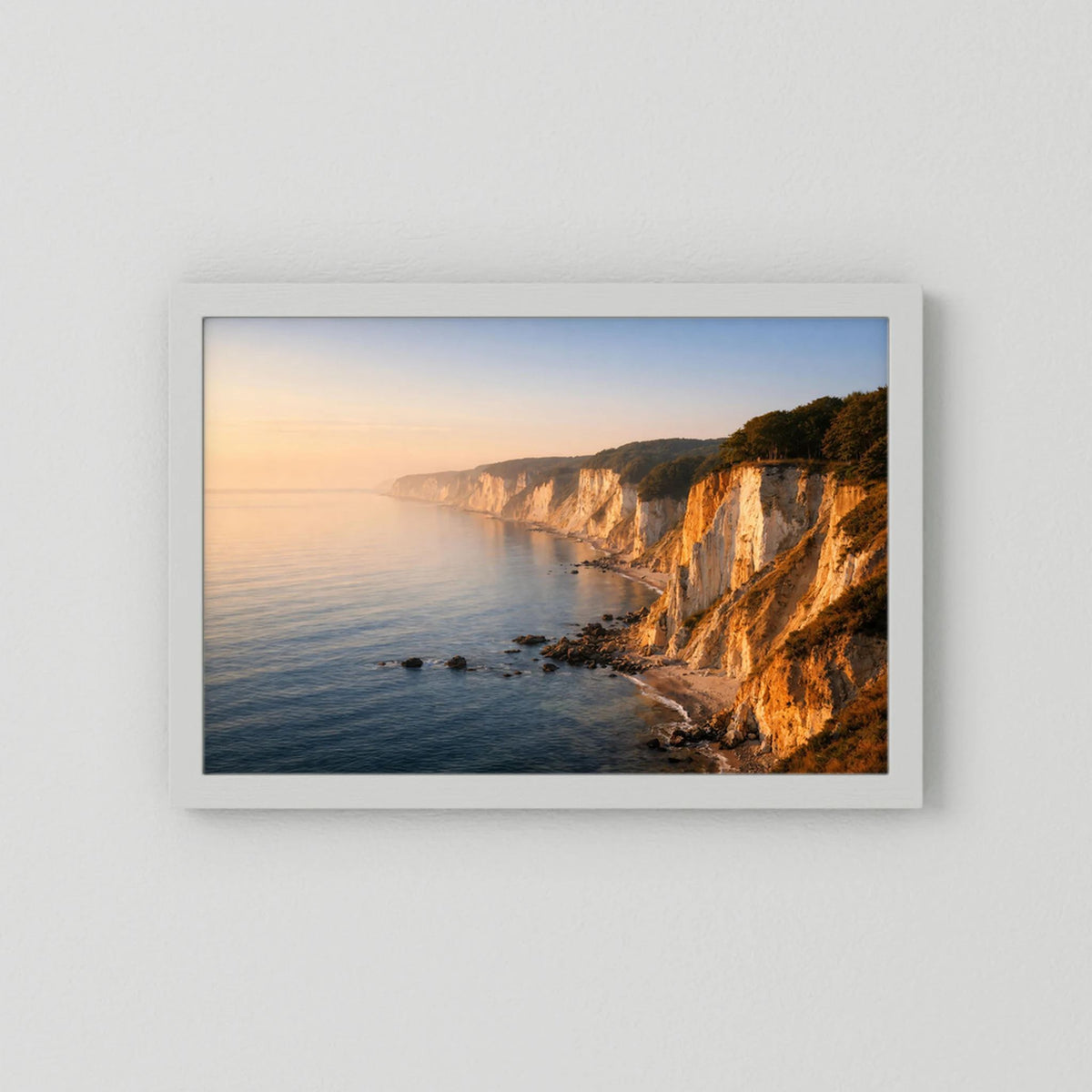 Ostsee-Wandbild im Querformat mit Kreidefelsen, gerahmt in weißem Rahmen