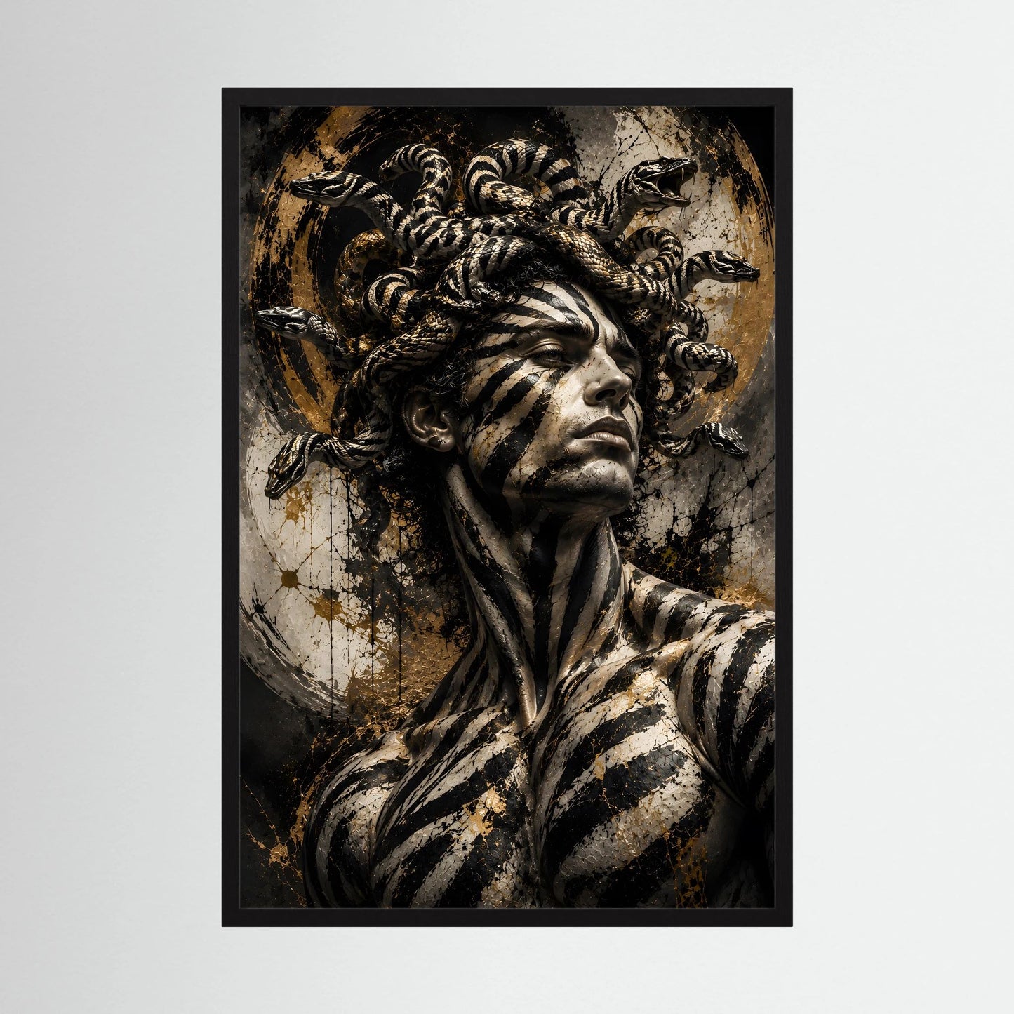 Gerahmtes Dark-Fantasy-Poster: Medusa-Porträt in Schwarz-Gold mit Schlangen und Krone