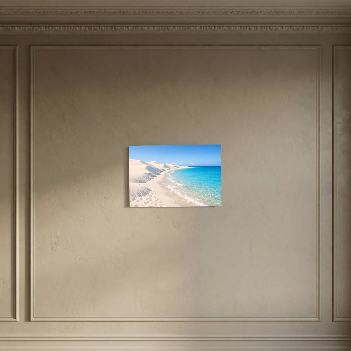 Querformatiges Wandbild mit Sanddünen am türkisblauen Meer vor schlichtem Hintergrund