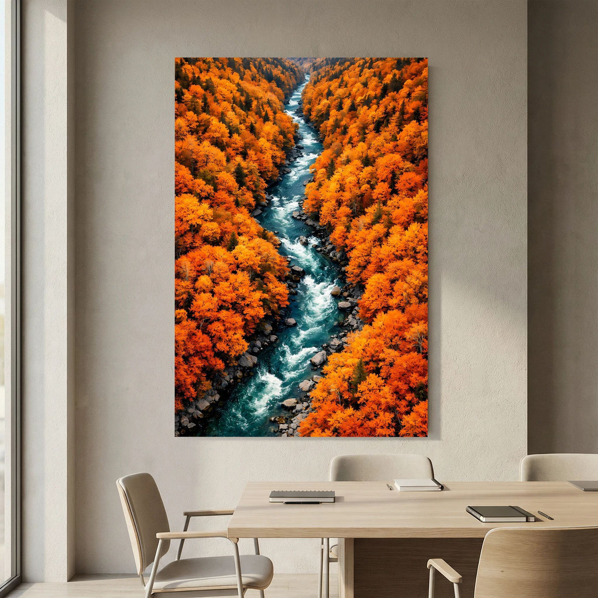 Wandbild im Hochformat: Fluss zwischen orangefarbenen Laubbäumen im Herbst