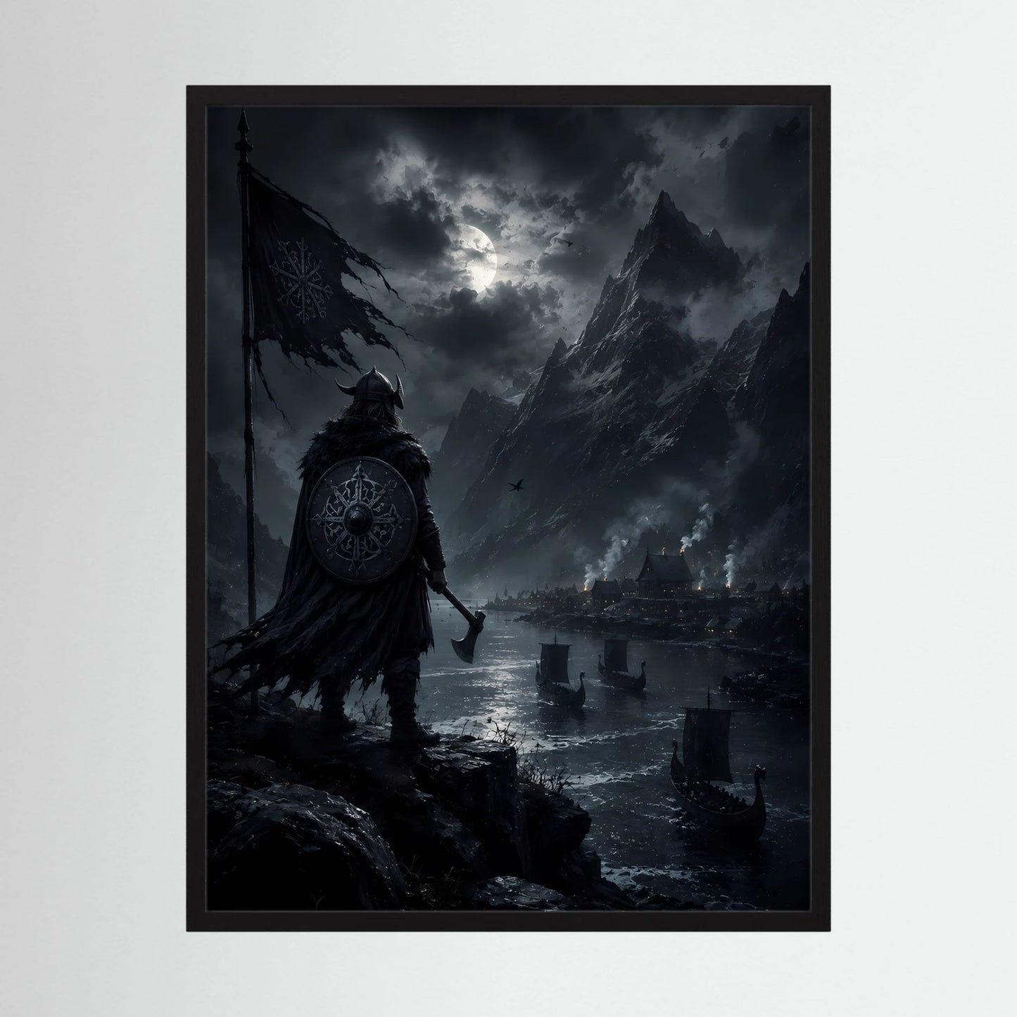 Hochkant gerahmtes Poster mit Wikingerfigur im Vordergrund und Langschiffen im Hafen, dunkel