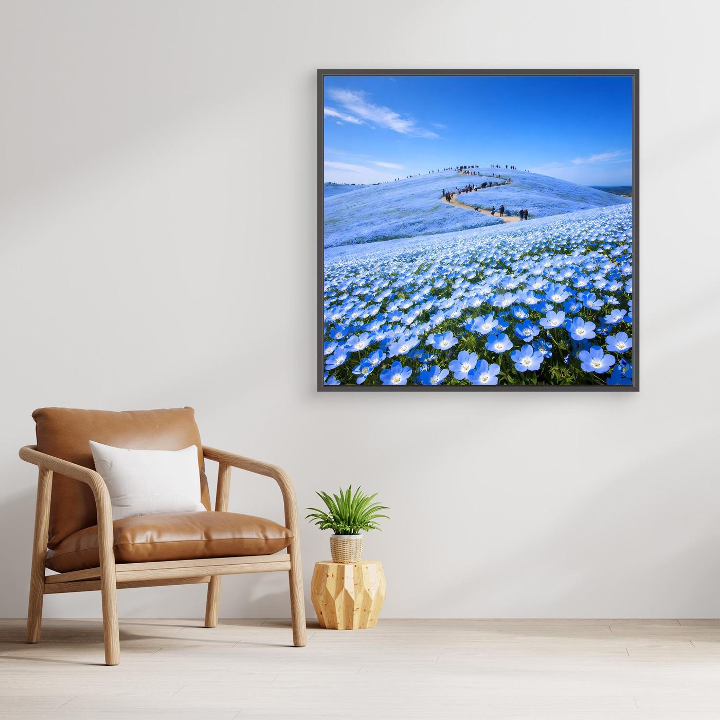 Leinwandbild mit blauem Blütenmeer und Hügeln, mit dunklem Rahmen im Querformat