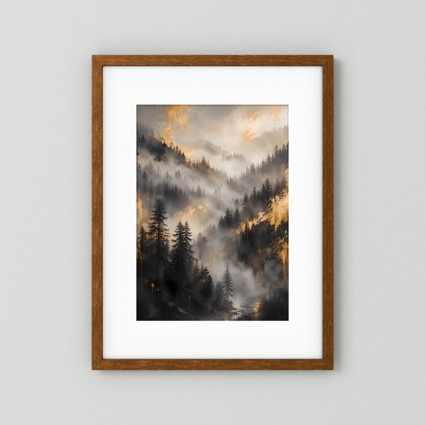 Poster im Hochformat mit Waldbergen und Nebel, Holzrahmen mit weißem Rand
