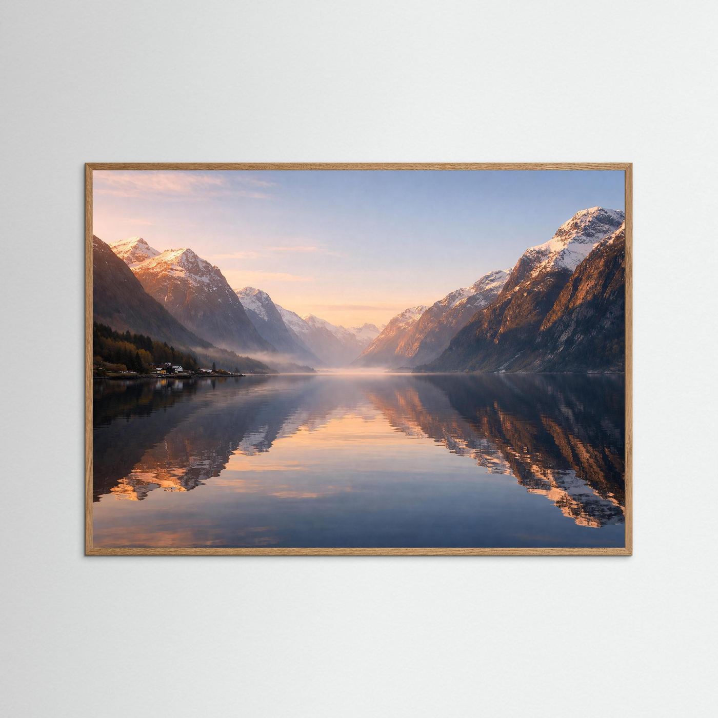 Querformatposter im hellbraunen Holzrahmen mit Fjord und Bergpanorama