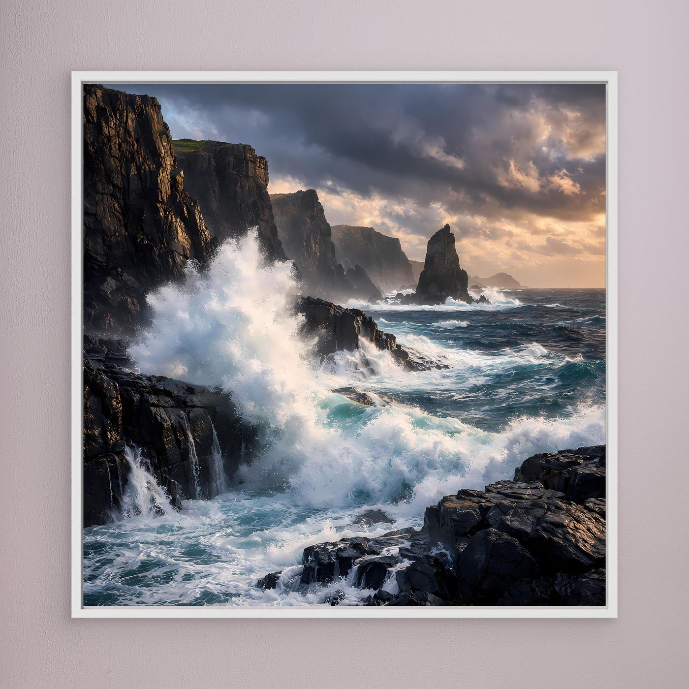 Leinwandbild mit felsiger Küste und aufgewühltem Meer, weißer Rahmen