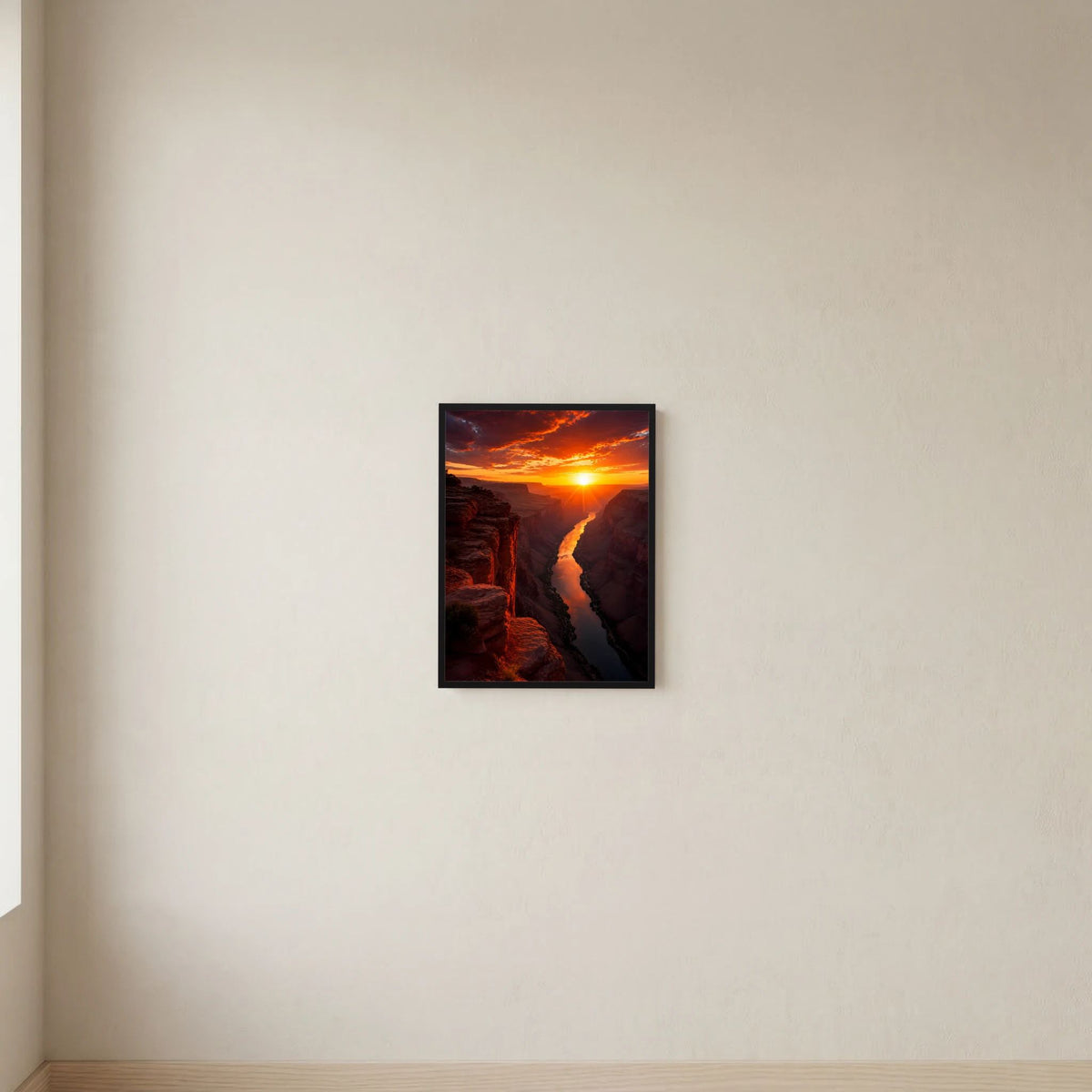 Kleines Poster im schwarzen Rahmen mit Sonnenuntergang über einer Felsenschlucht