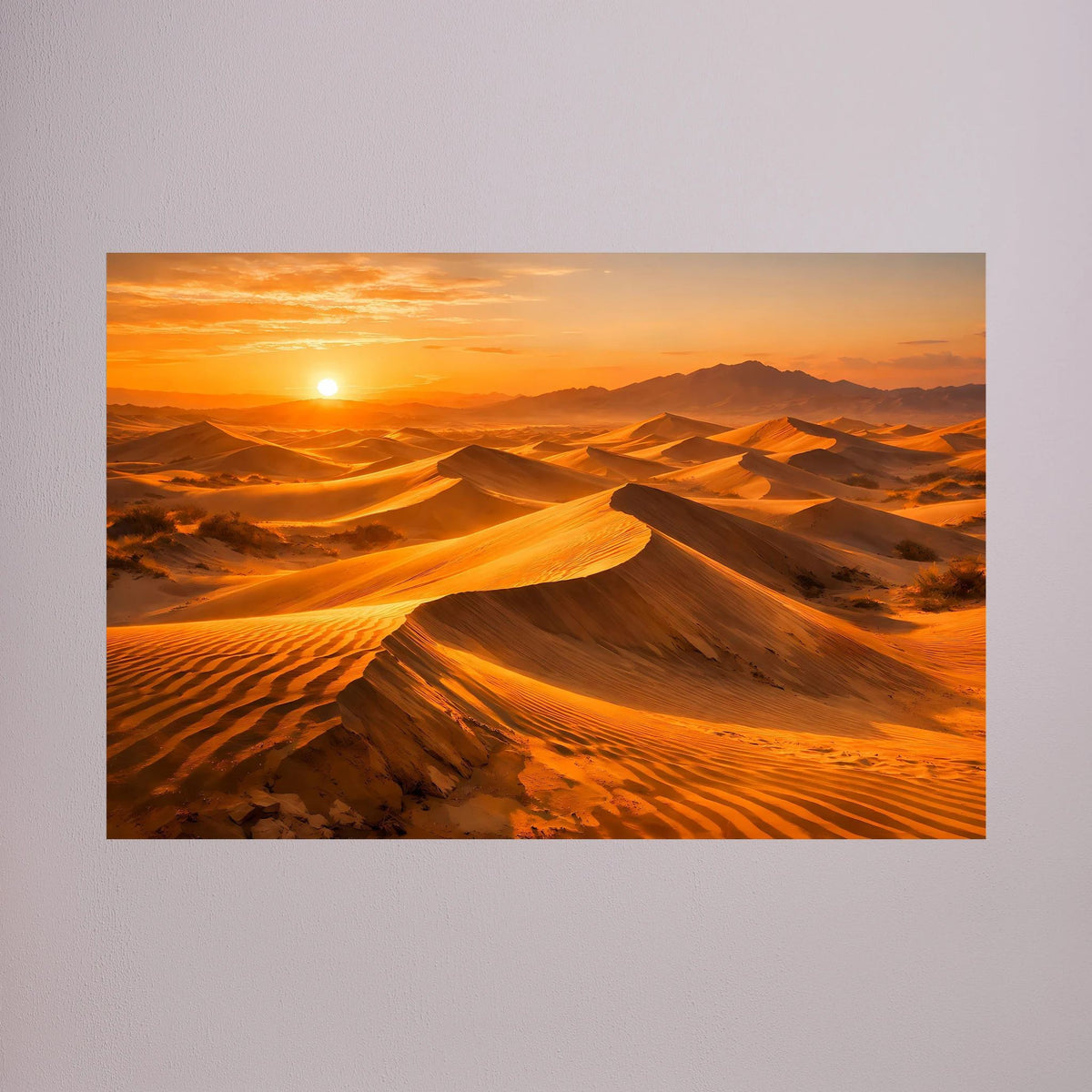 Poster mit Wüstenlandschaft: goldene Sanddünen und Sonne im Abendhimmel, querformat
