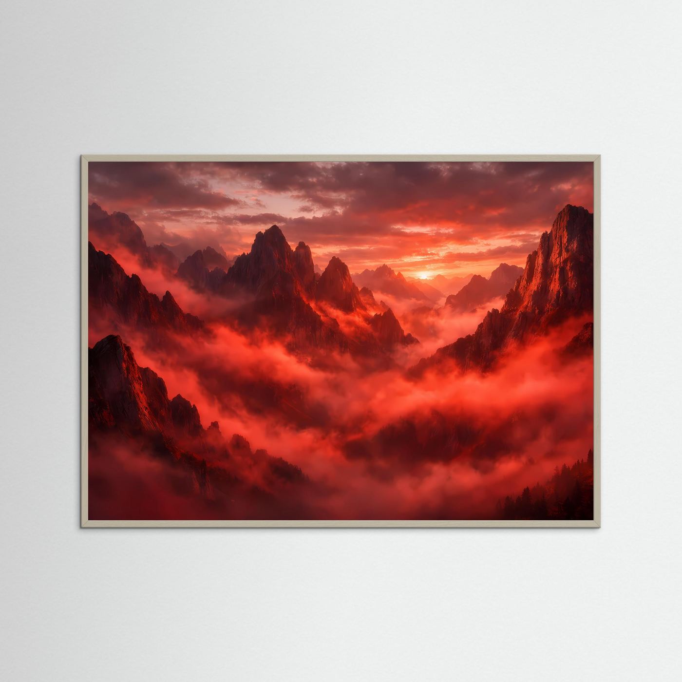 Wandbild mit roter Sonnenuntergangs-Berglandschaft im Nebel, hellbrauner Rahmen.