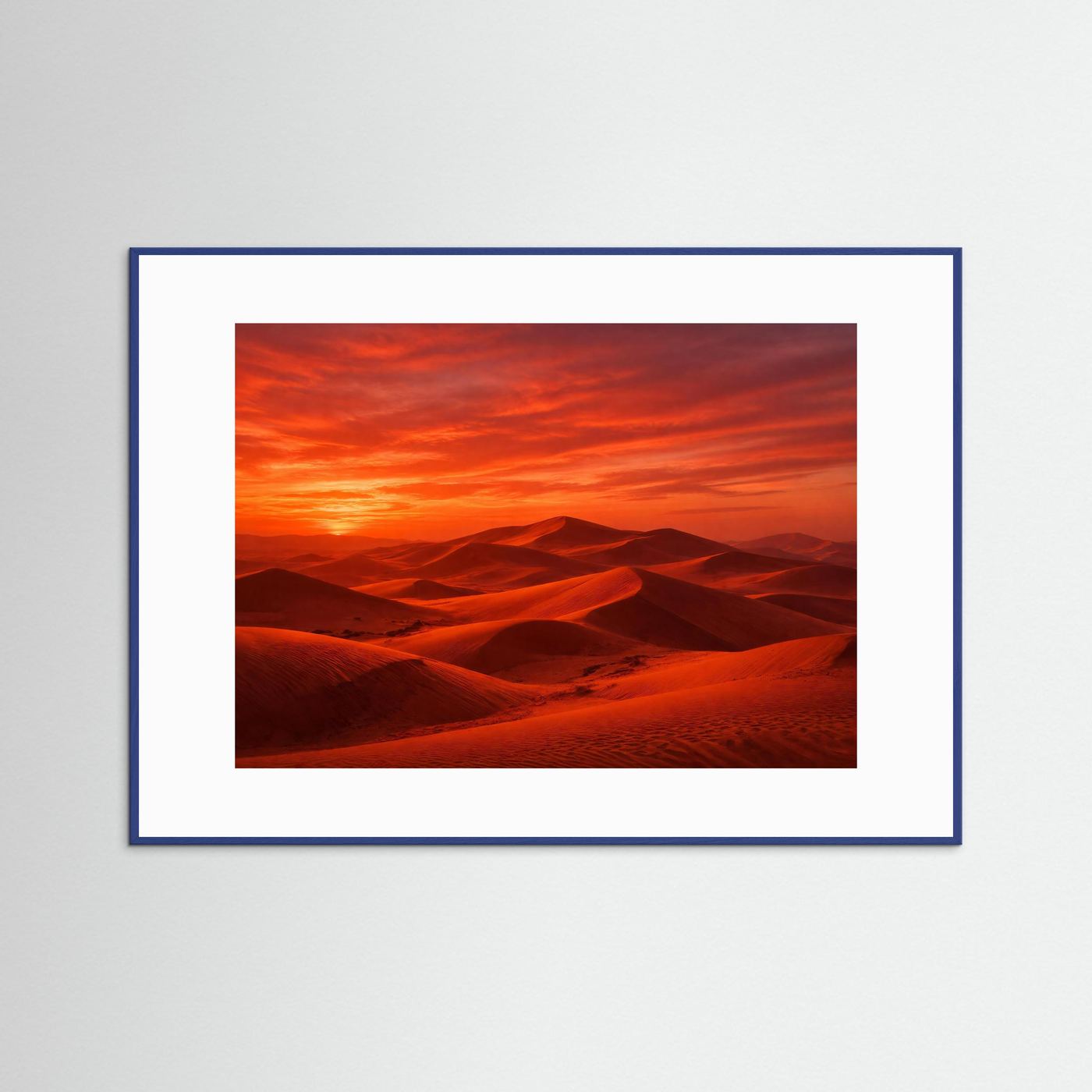 Wüsten-Naturposter im Querformat mit Sonnenuntergang über roten Dünen, blauer Rahmen