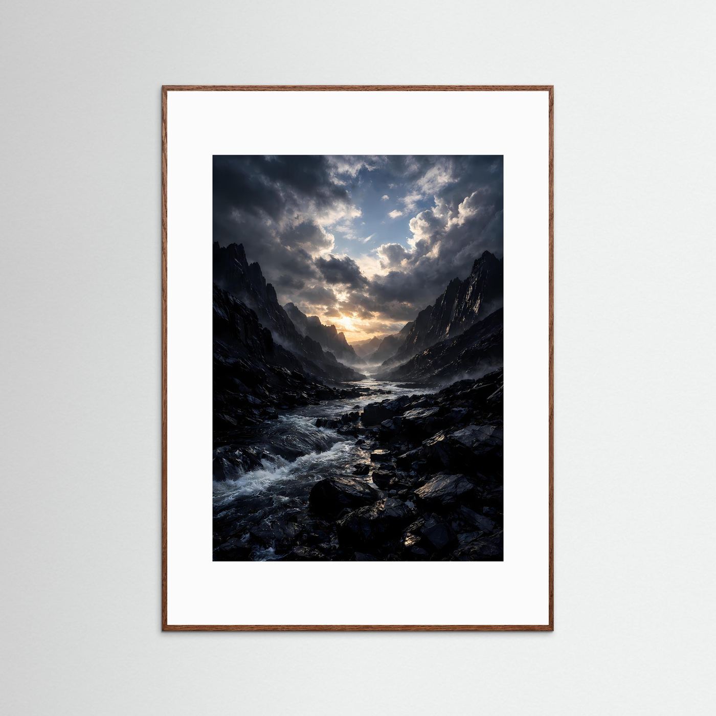 Landschafts-Kunstposter: reißender Fluss, dunkle Berge, Sonnenuntergang, dunkelbraun gerahmt