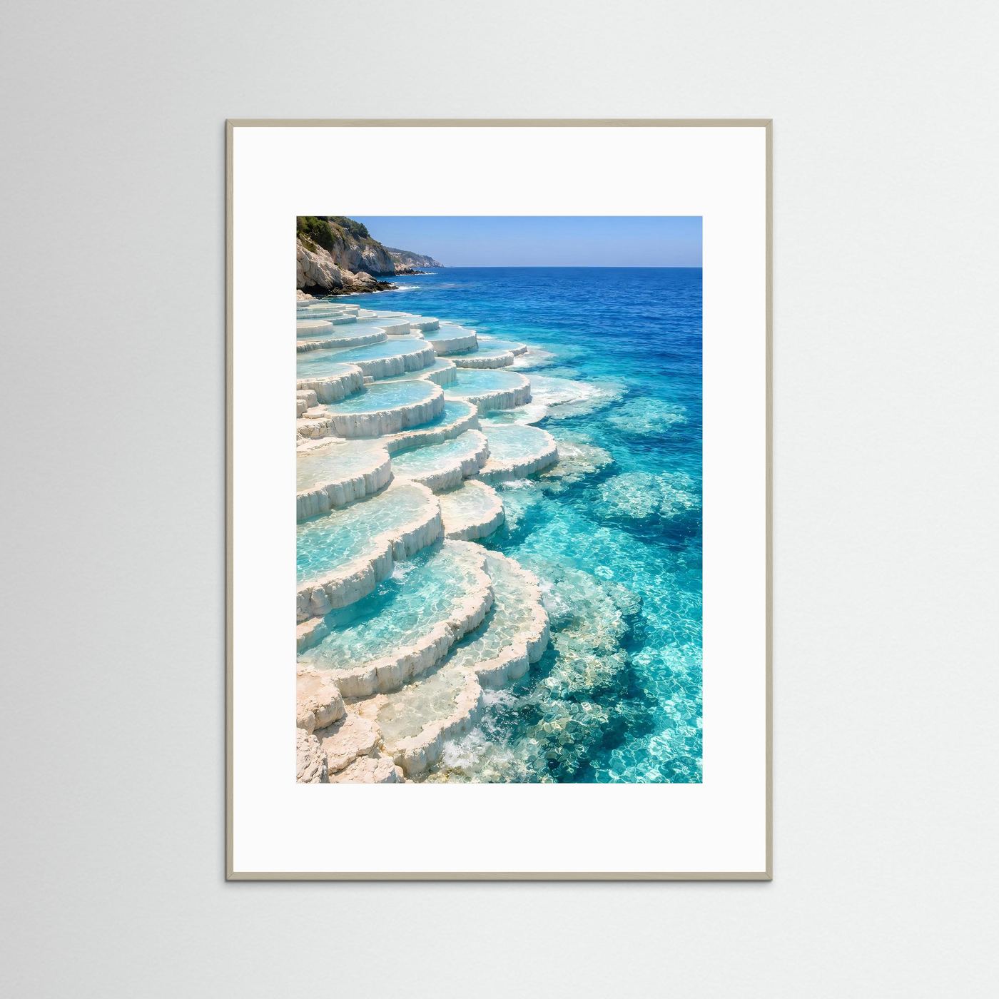 Gerahmtes Wandbild Meerterrassen am türkisfarbenen Wasser, weißer Holzrahmen