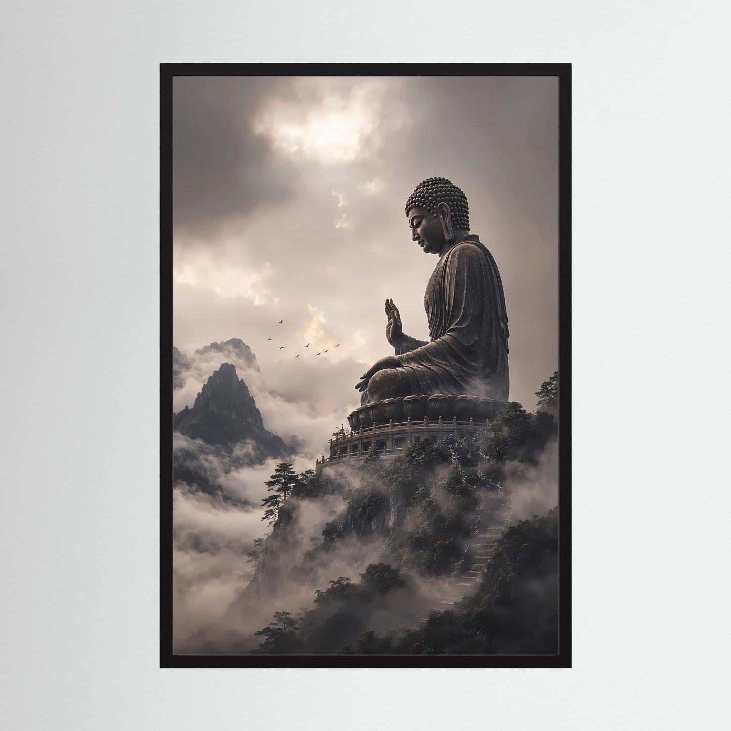 Poster (Hochformat) mit sitzender Buddha-Statue im Bergnebel, schwarzer Rahmen