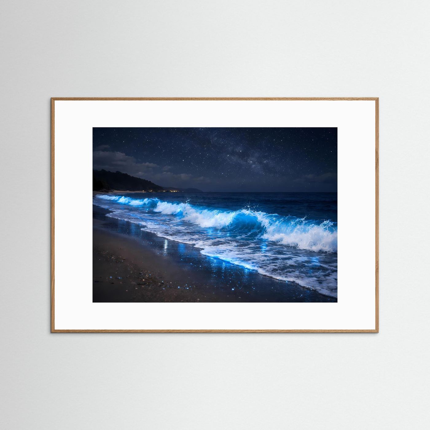 Poster mit Nachtstrand und blau leuchtenden Wellen im hellen Holzrahmen mit weißem Rand