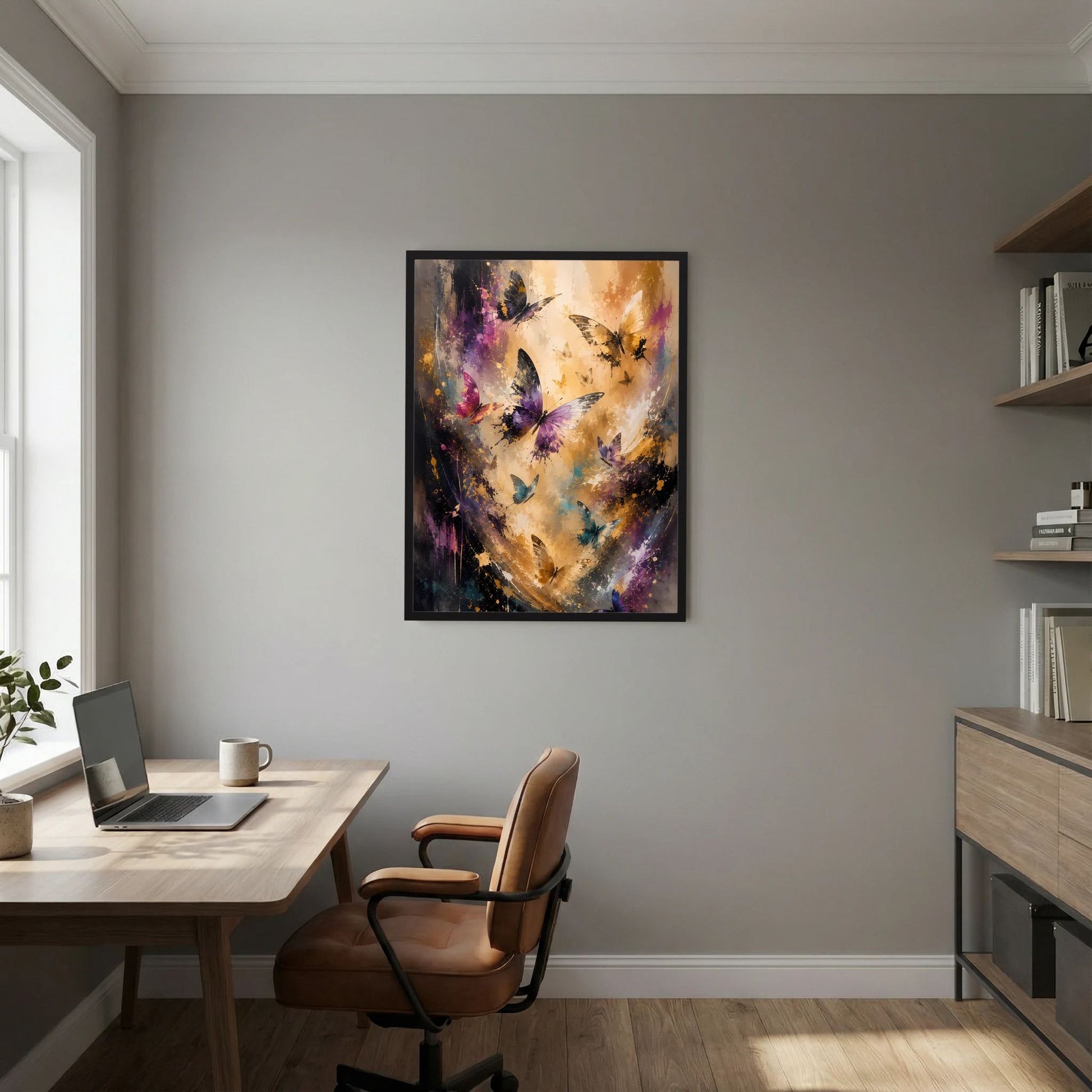 Hochformat-Poster: abstrakte Schmetterlinge in Gold, Violett und dunklem Farbverlauf, schwarzer Rahmen