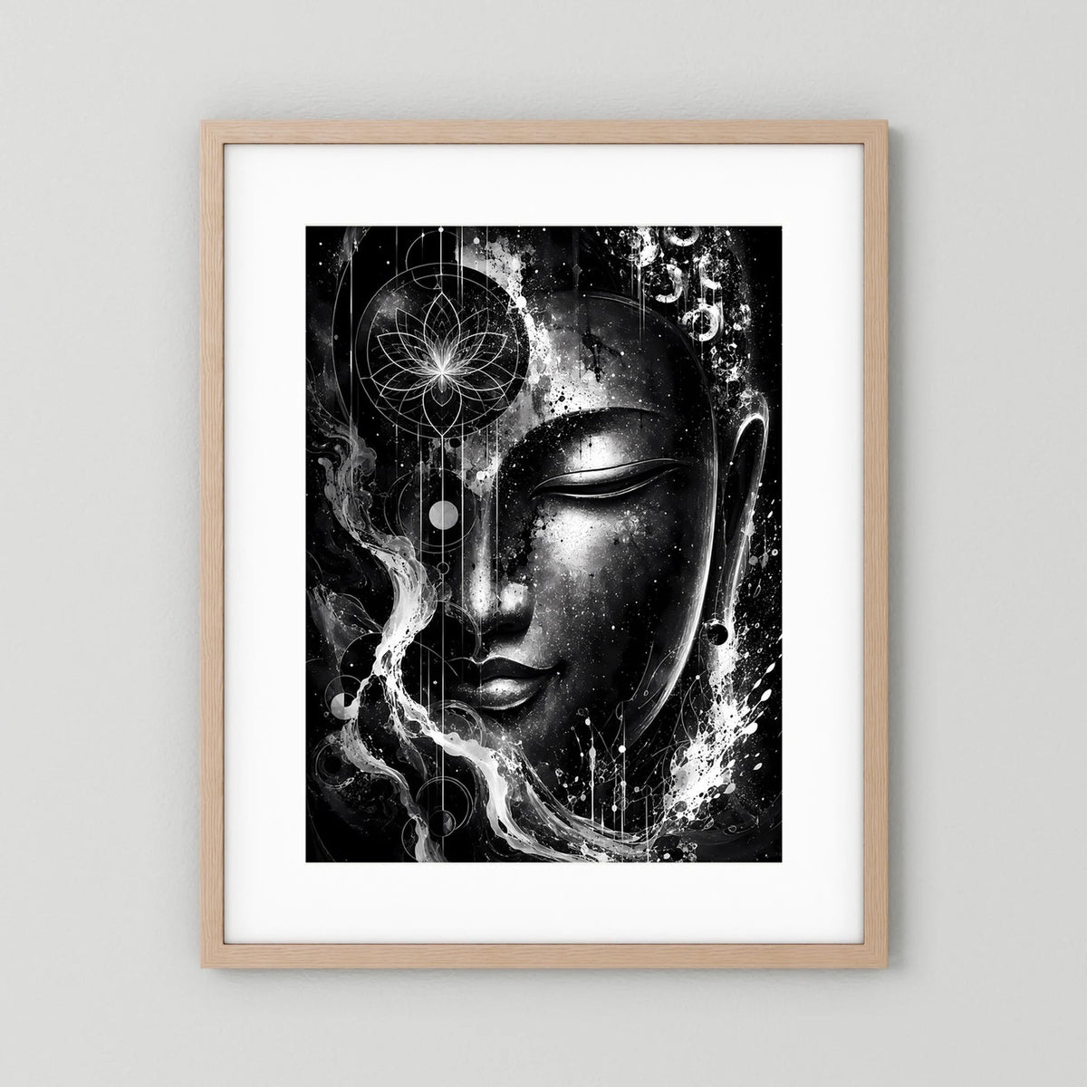 Poster mit abstraktem Buddha-Gesicht in Schwarzweiß, hellbrauner Holzrahmen mit weißem Rand