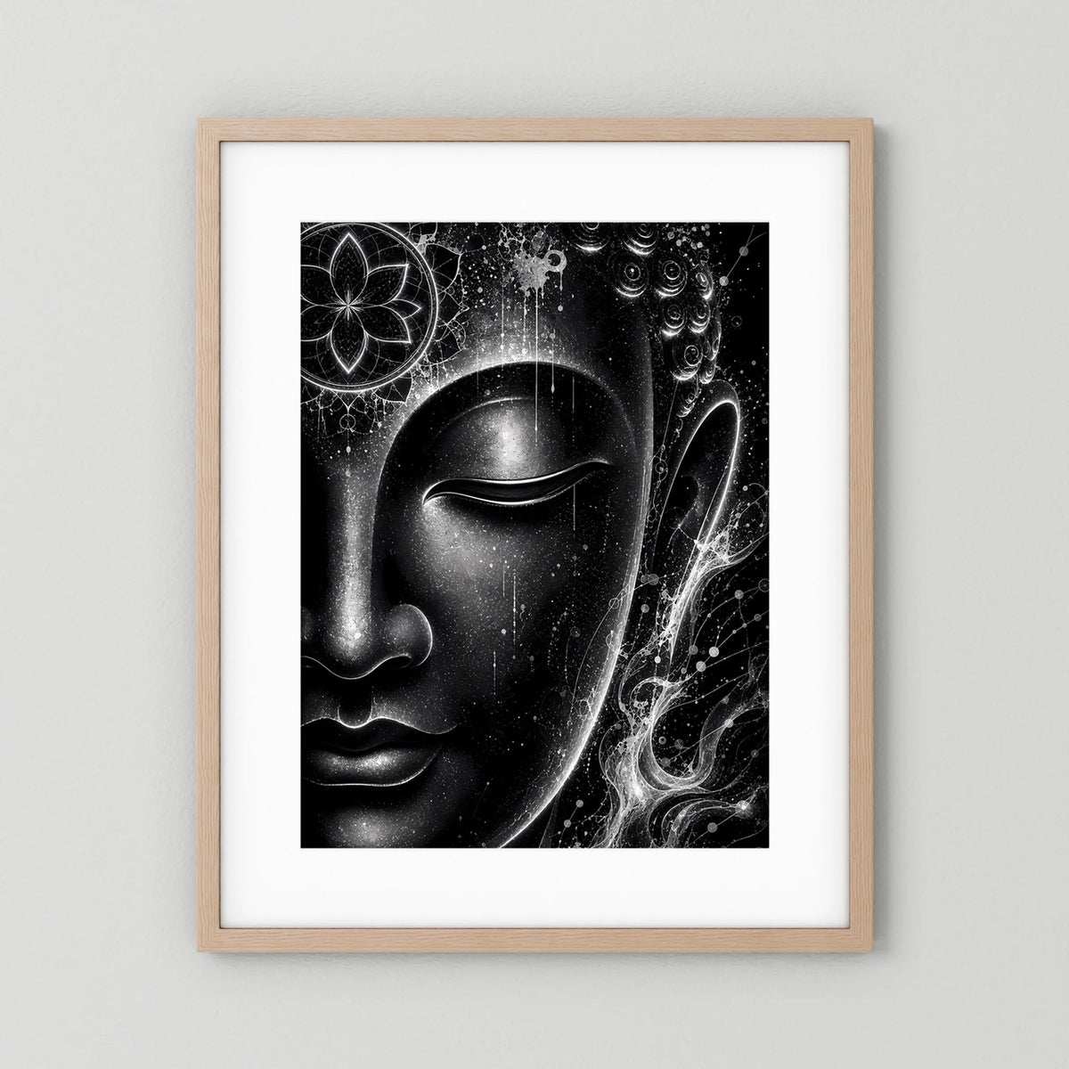 Gerahmtes Poster mit Buddha-Gesicht in Schwarzweiß, Mandala und Lichtwellen, heller Holzrahmen, Hochformat