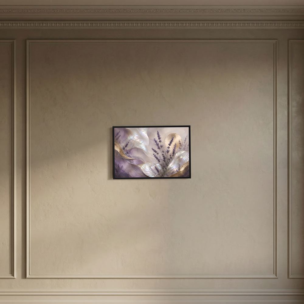 Kleines Querformat-Poster mit abstrakten Lavendelblüten, Perlmutt-Glanz und goldenen Akzenten im schwarzen Rahmen