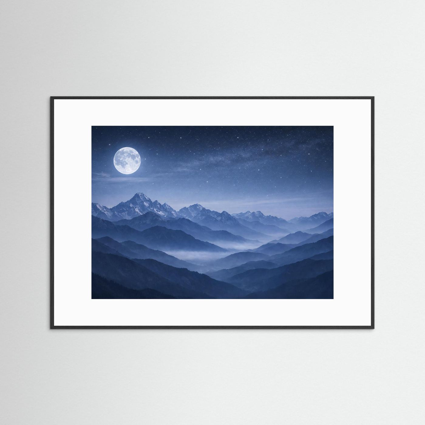 Poster im Querformat mit Vollmond über Alpen, Sternenhimmel, schwarzer Rahmen und weißes Passepartout