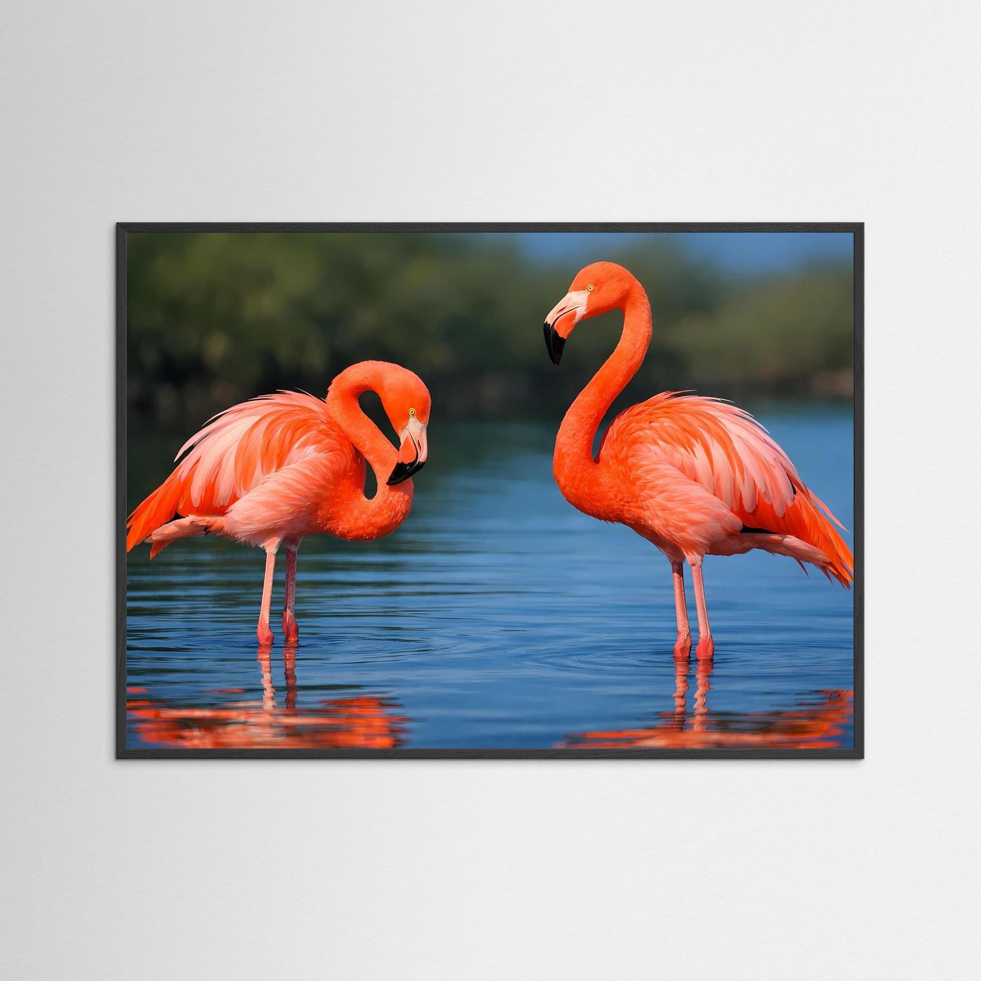 Querformat-Poster mit zwei rosafarbenen Flamingos am Wasser, schwarzer Rahmen