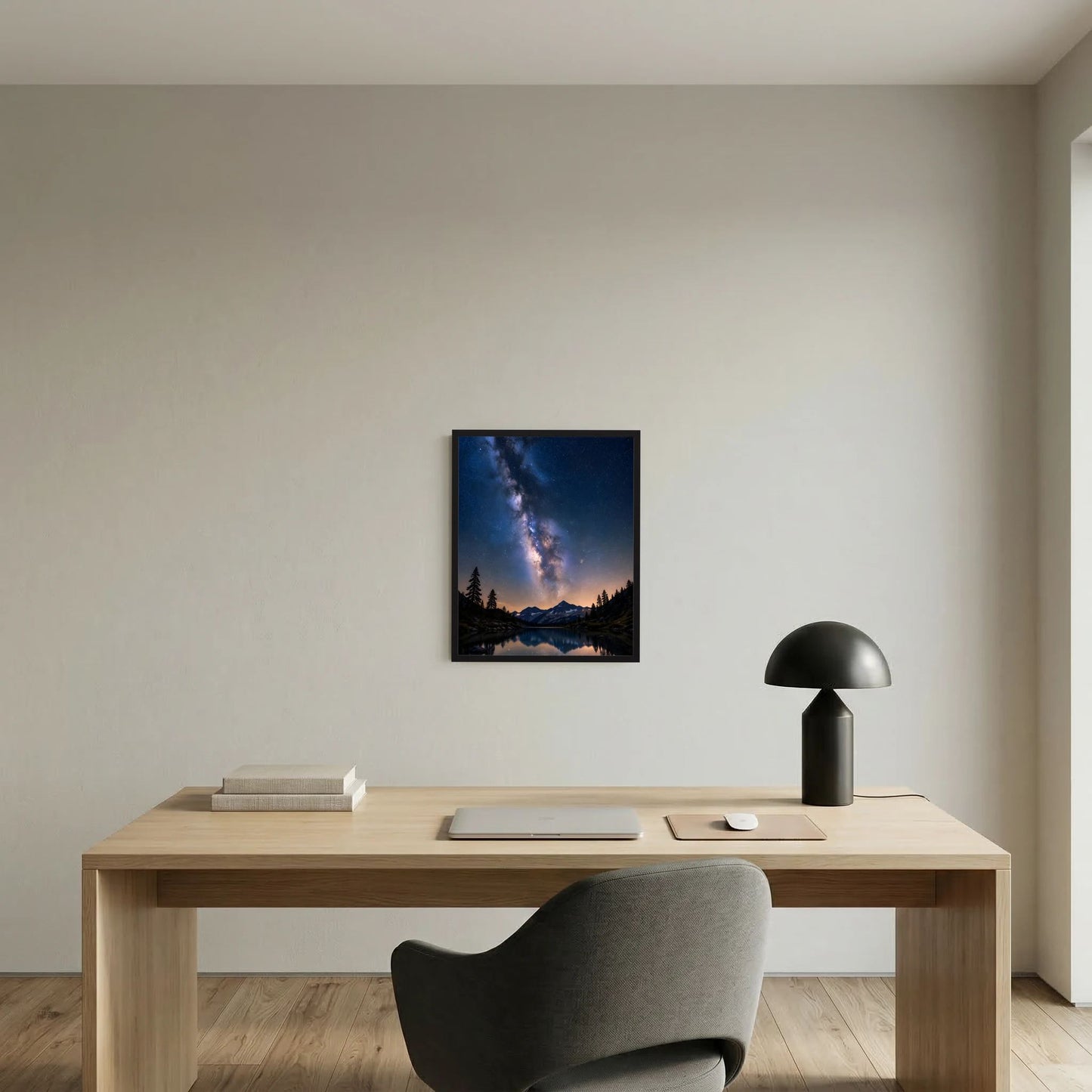 Wandposter im schwarzen Rahmen über Holztisch, Milchstraße über Bergsee bei Nacht
