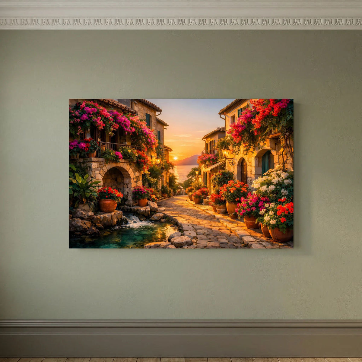 Wandbild im Querformat mit mediterraner Gasse, Flusslauf und Blumentöpfen bei Abendlicht