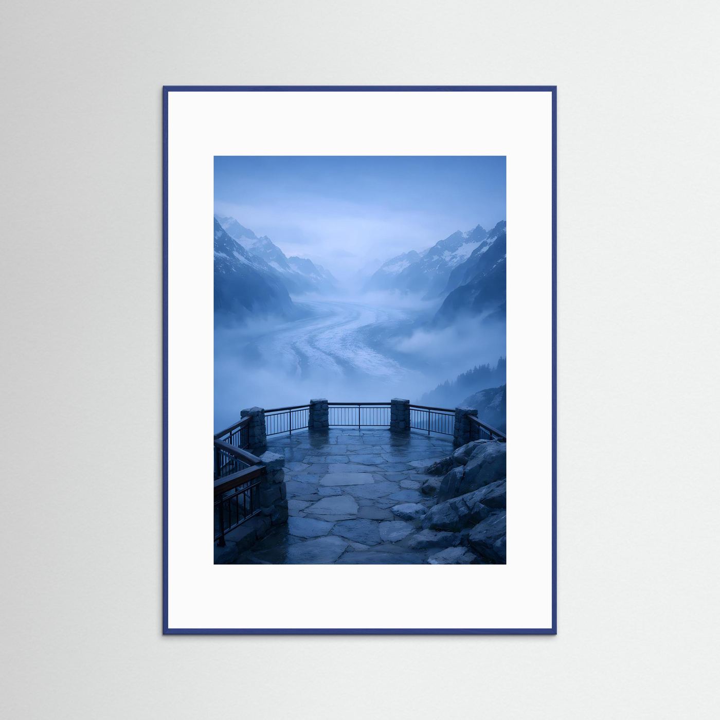 Hochformatiges Gletscher-Poster im blauen Holzrahmen mit Nebellandschaft