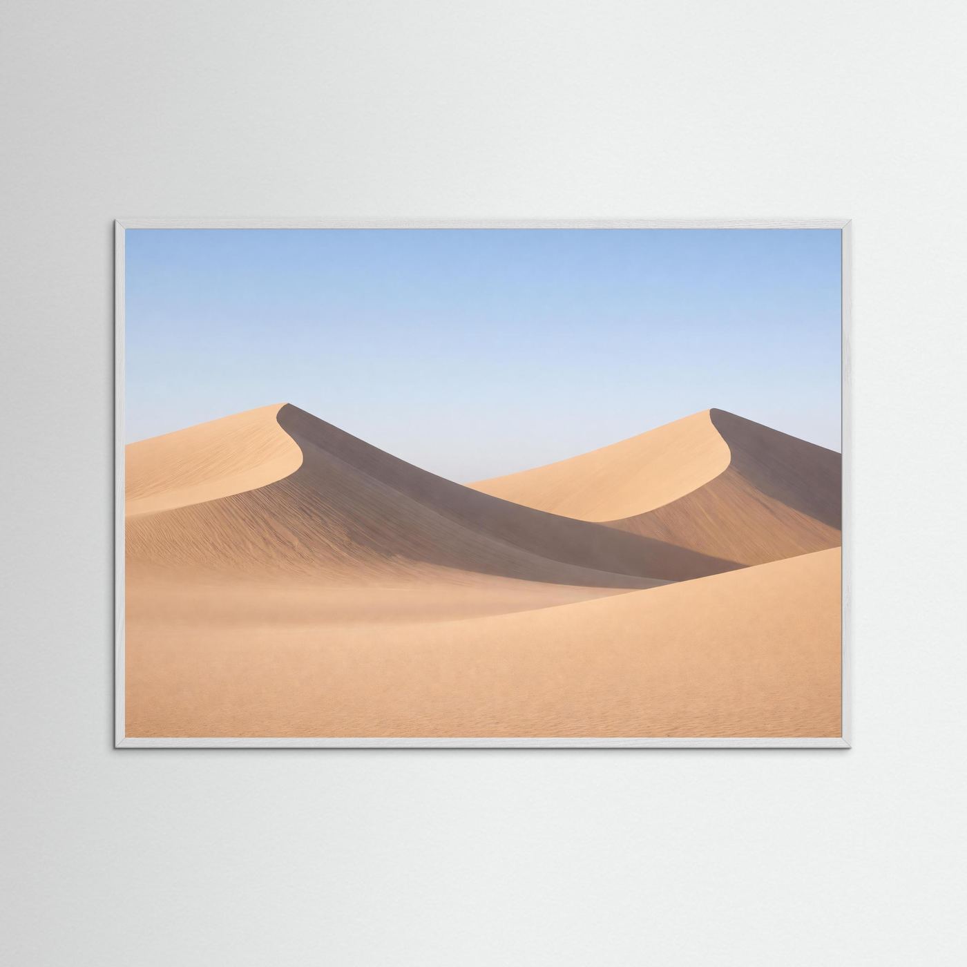 Wüstenlandschafts-Poster im Querformat mit Sanddünen, im weißen Holzrahmen
