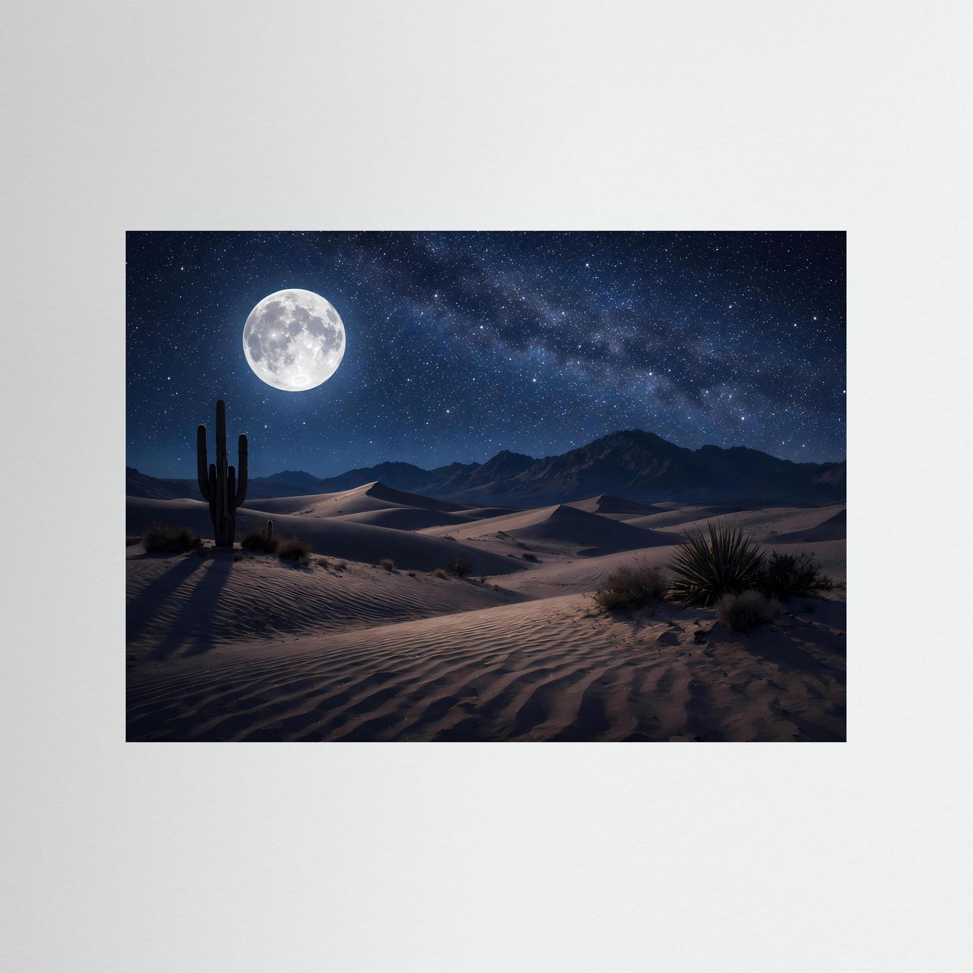 Poster im Querformat: Mond über Wüste mit Sternenhimmel und Dünen, ohne sichtbaren Rahmen
