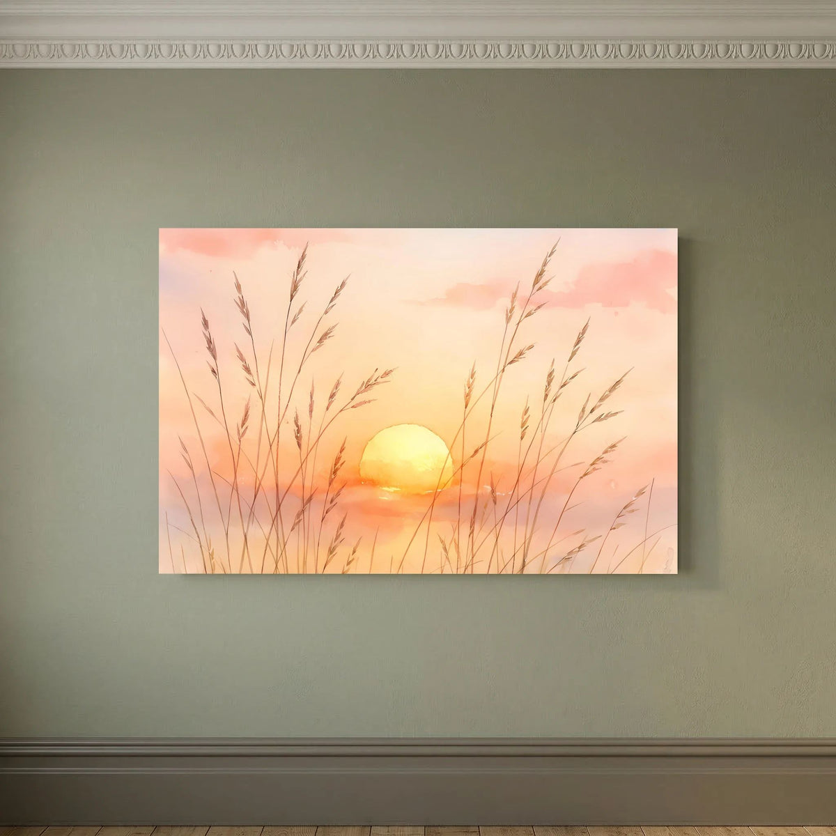 Querformatiges Wandbild: goldene Sonne im Abendhimmel zwischen feinen Gräsern