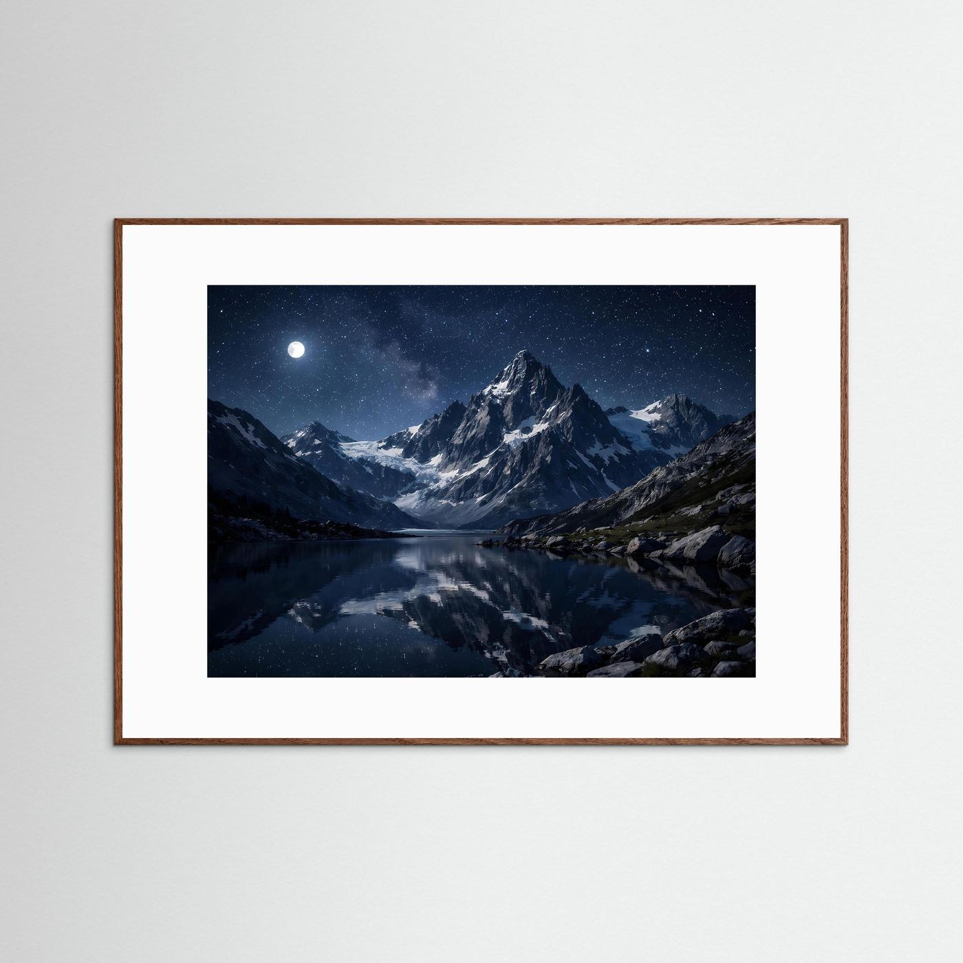 Poster Querformat mit Bergsee bei Nacht, Sternenhimmel und Mond; dunkler Holzrahmen