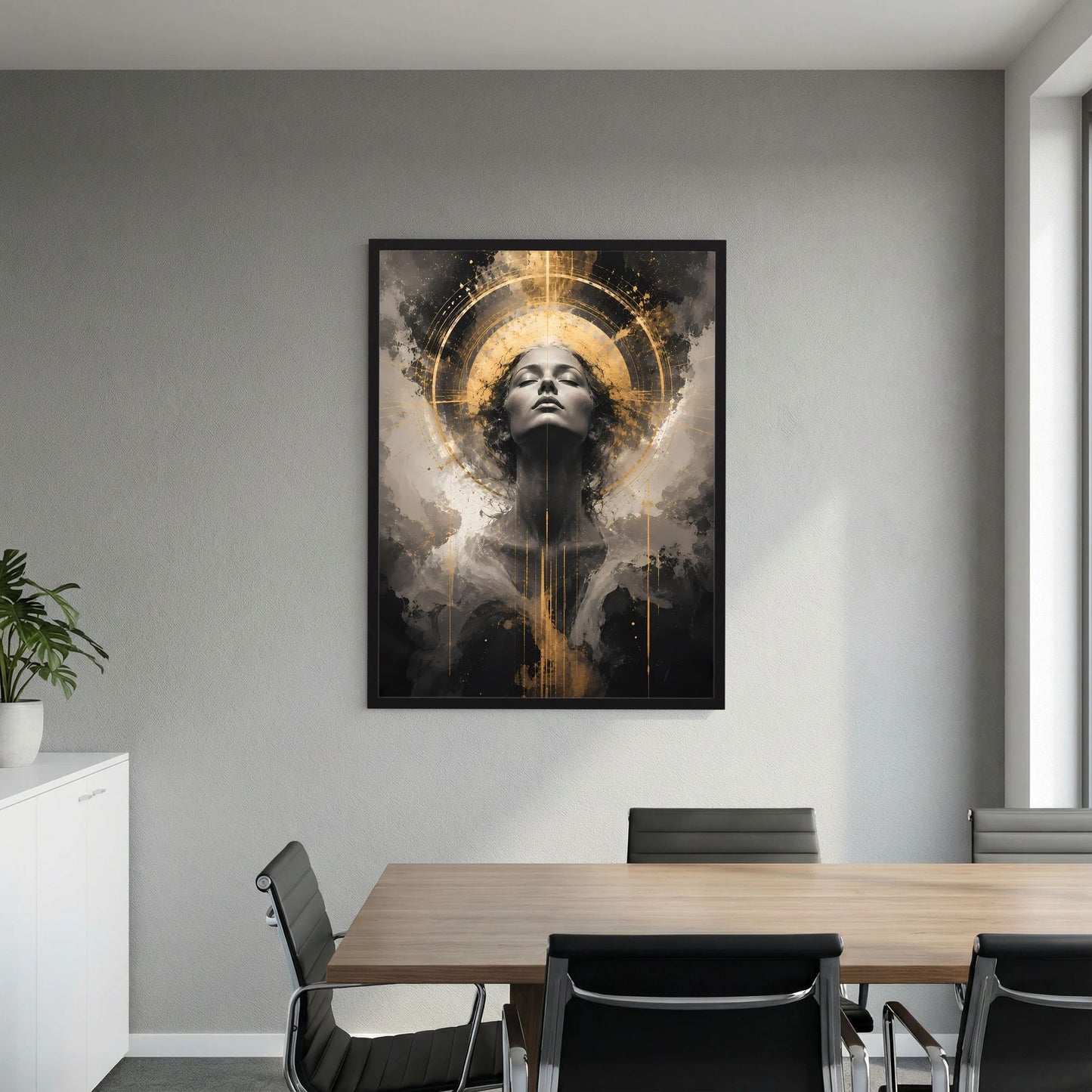 Kleines Hochformat-Poster mit Frauenporträt in Schwarz und Gold sowie goldenem Kreis, schwarzer Rahmen