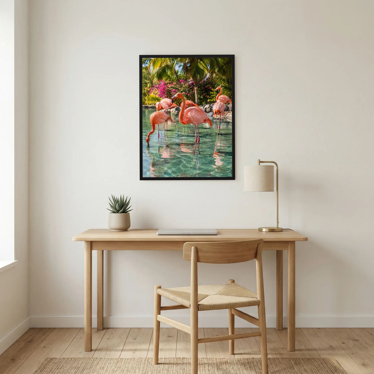 Schwarz gerahmtes Poster mit rosafarbenen Flamingos am Ufer im Wasser