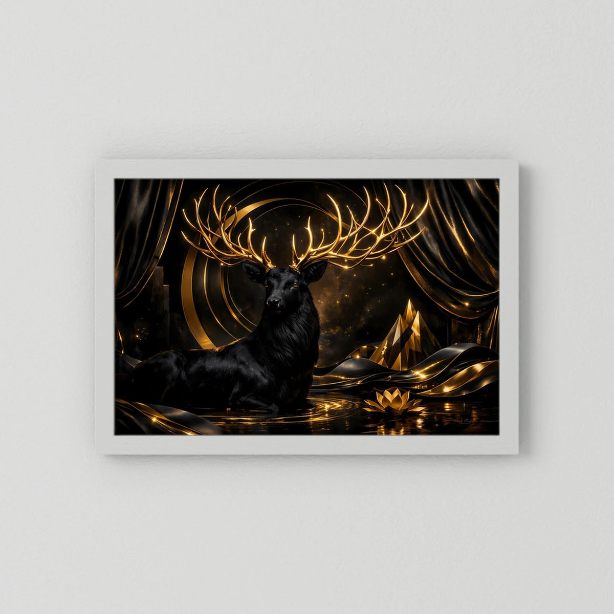 Wandbild mit schwarzem Hirsch und goldenen Geweihlinien, weißer Rahmen