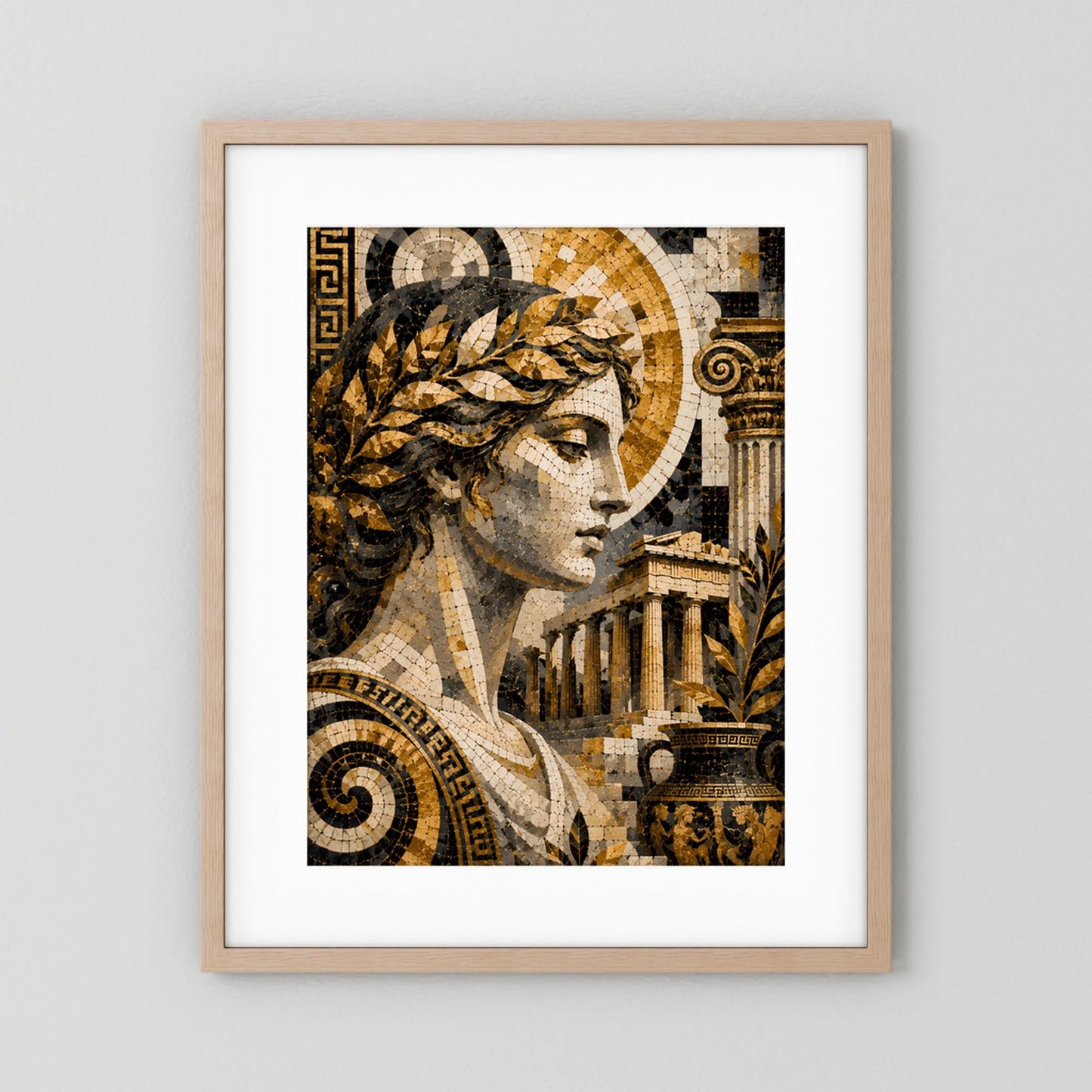 Poster mit Mosaikbild der Göttin in Gold und Schwarz, heller Holzrahmen