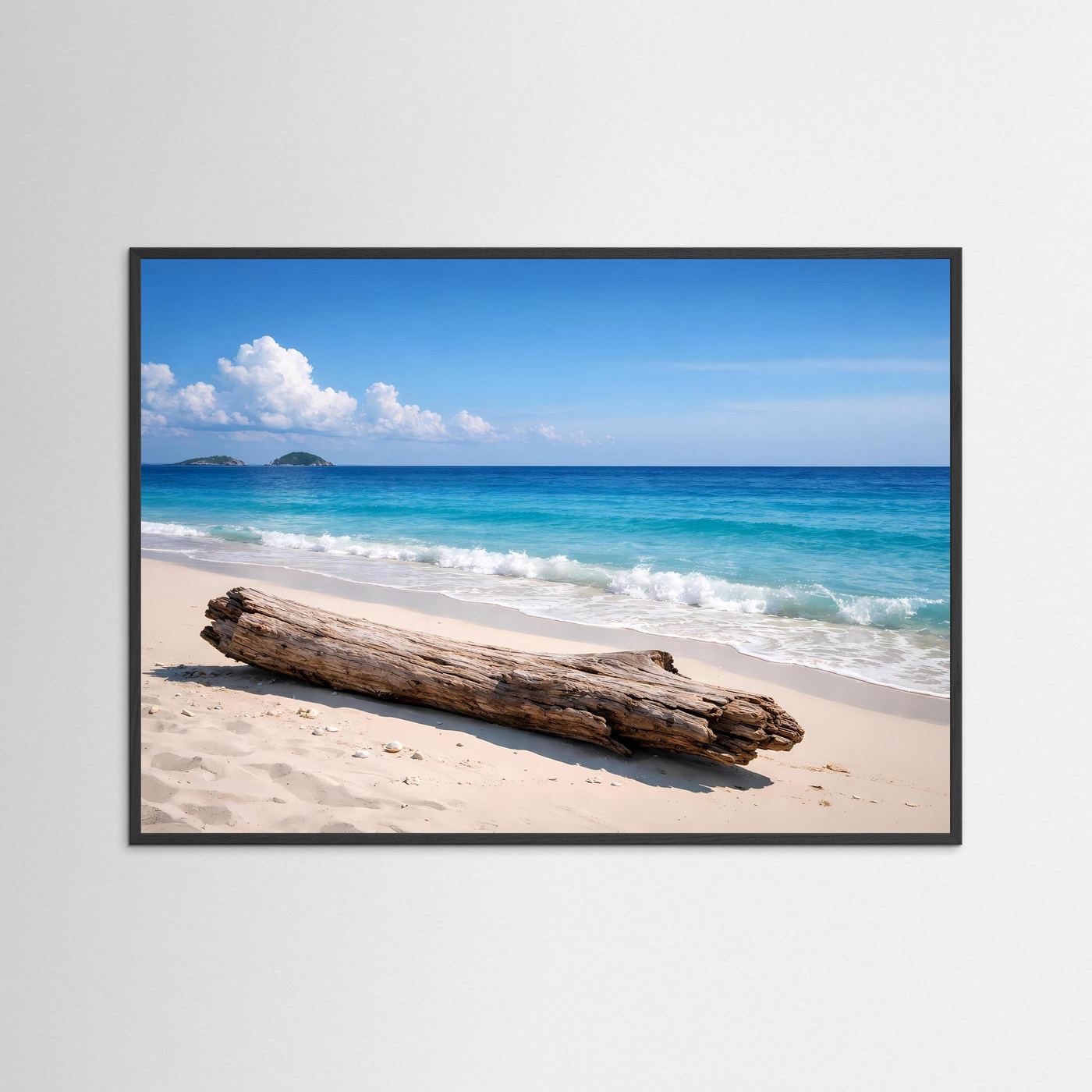 Meerstrand-Poster im Querformat mit schwarzem Rahmen, Treibholz auf hellem Sand