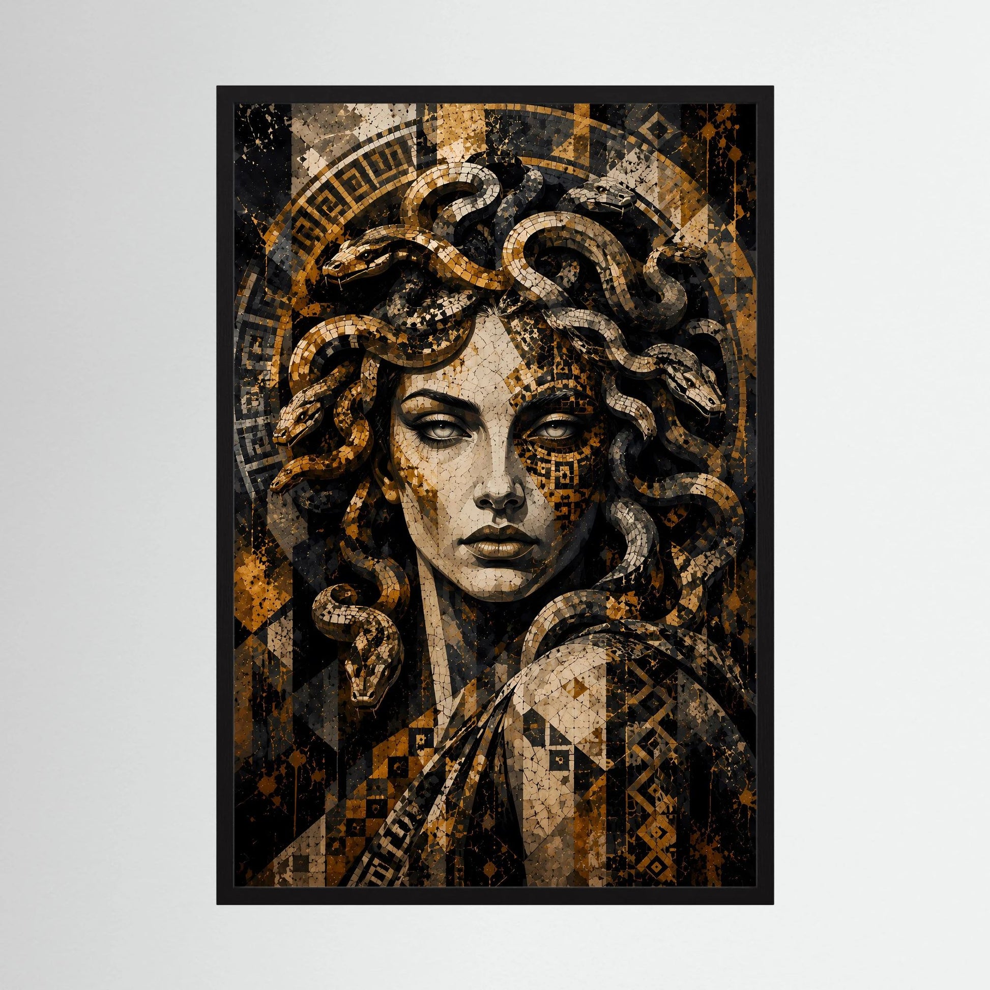 Hochformat-Poster mit Medusa-Mosaik: Schlange in Gold und Schwarz, im schwarzen Rahmen