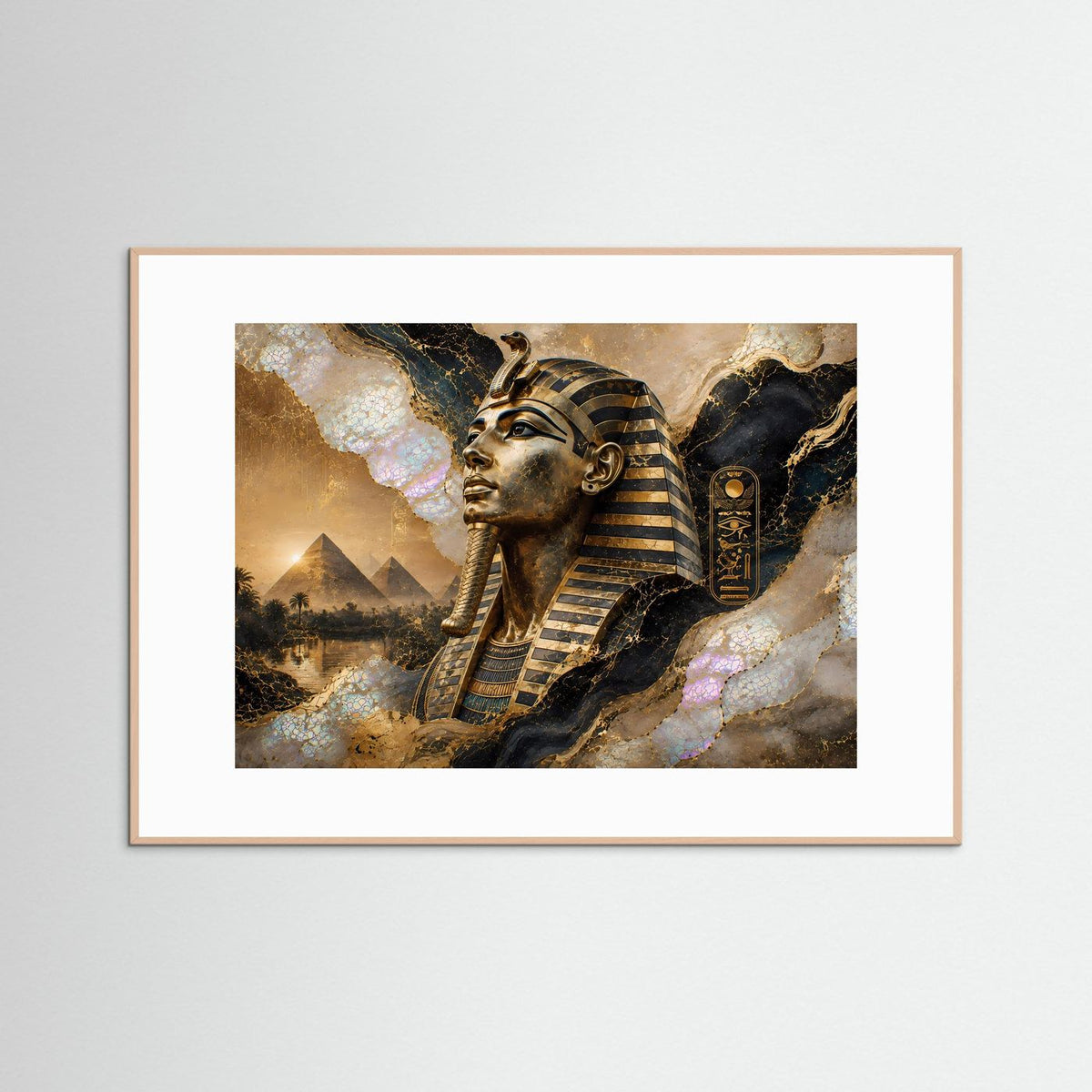 Gerahmtes Poster mit ägyptischem Pharao in Gold- und Perlmuttfarben, heller Holzrahmen