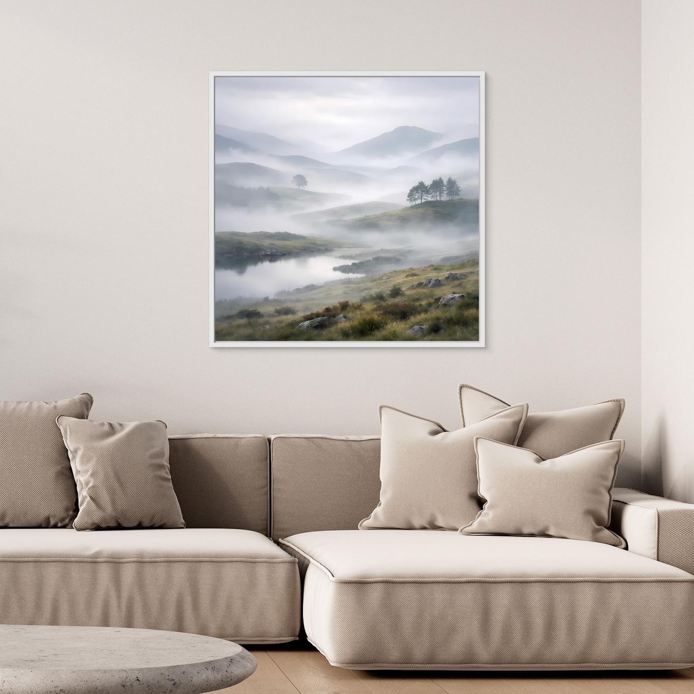 Leinwandbild mit Bergsee im Nebel in hellem Rahmen