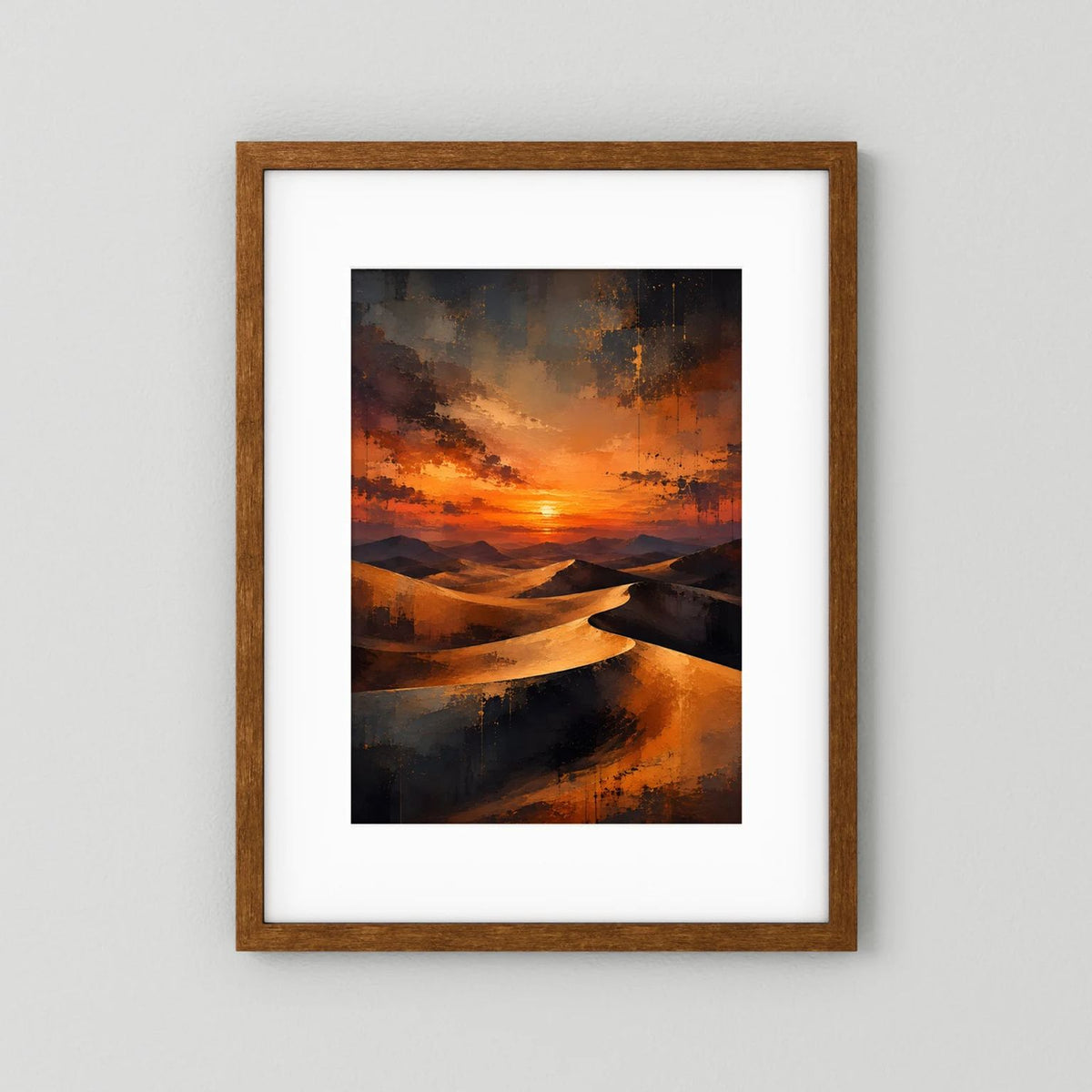 Wandposter mit abstrakten Sanddünen im Sonnenuntergang, brauner Holzrahmen mit weißem Rand