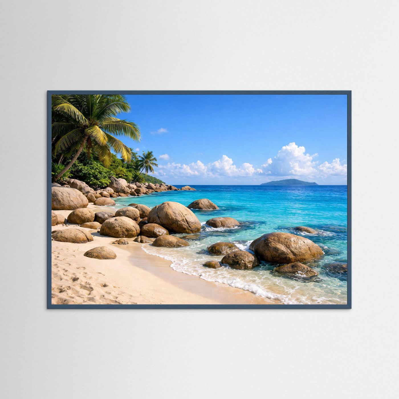 Wandbild mit Strand, Palmen und Granitfelsen, blauer Rahmen