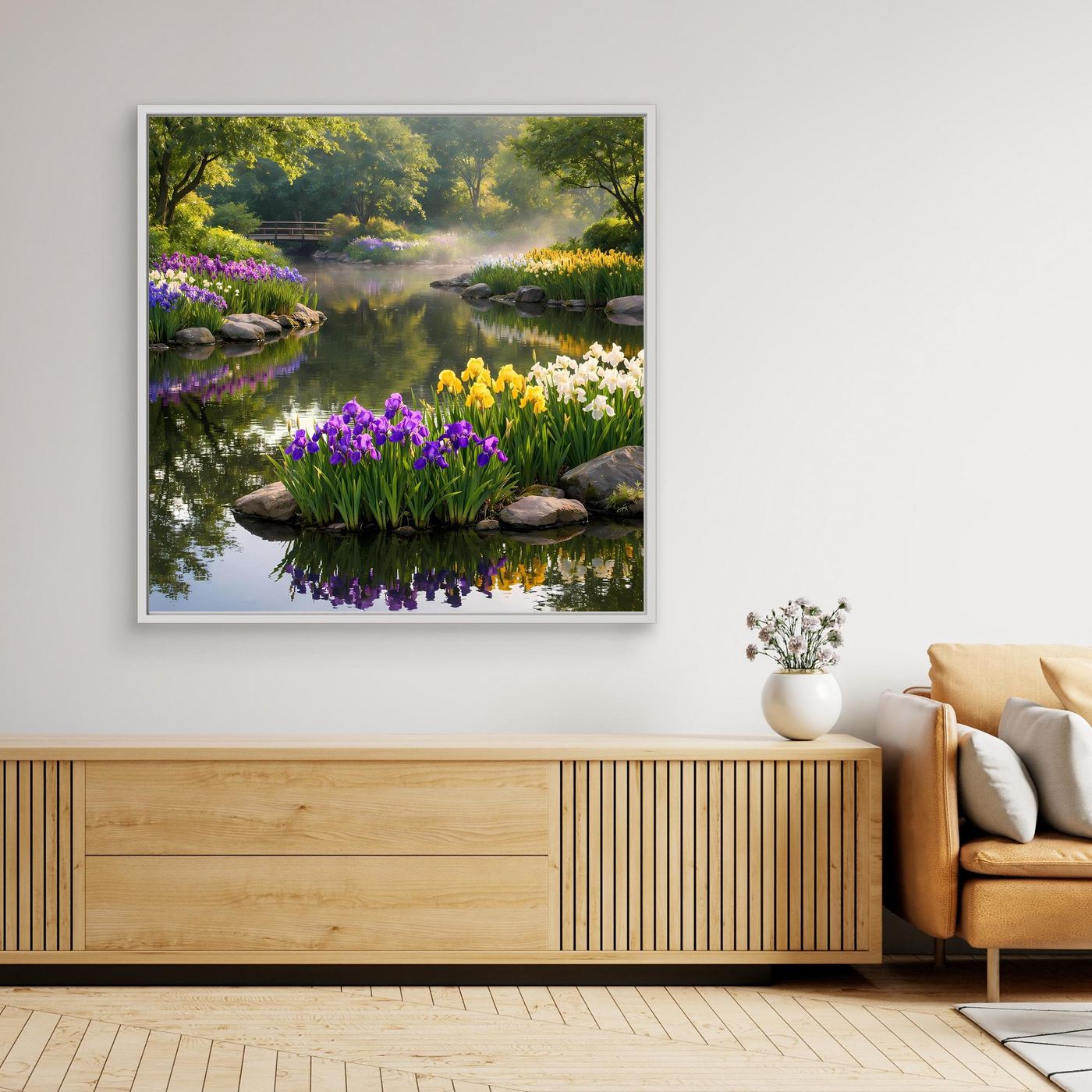 Gerahmtes Leinwandbild: blühender Irisgarten am Teich mit violetten Blüten, Spiegelung