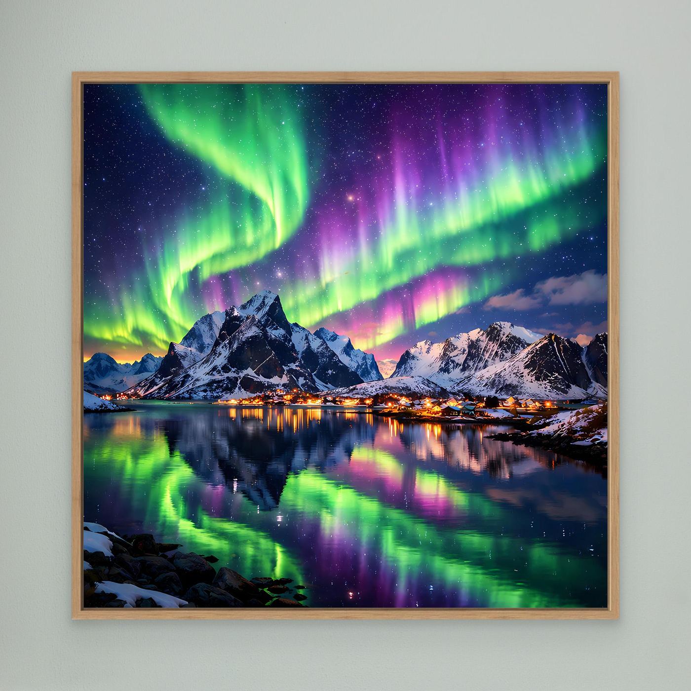Leinwandbild mit Polarlichtern über Berglandschaft, Eichenrahmen