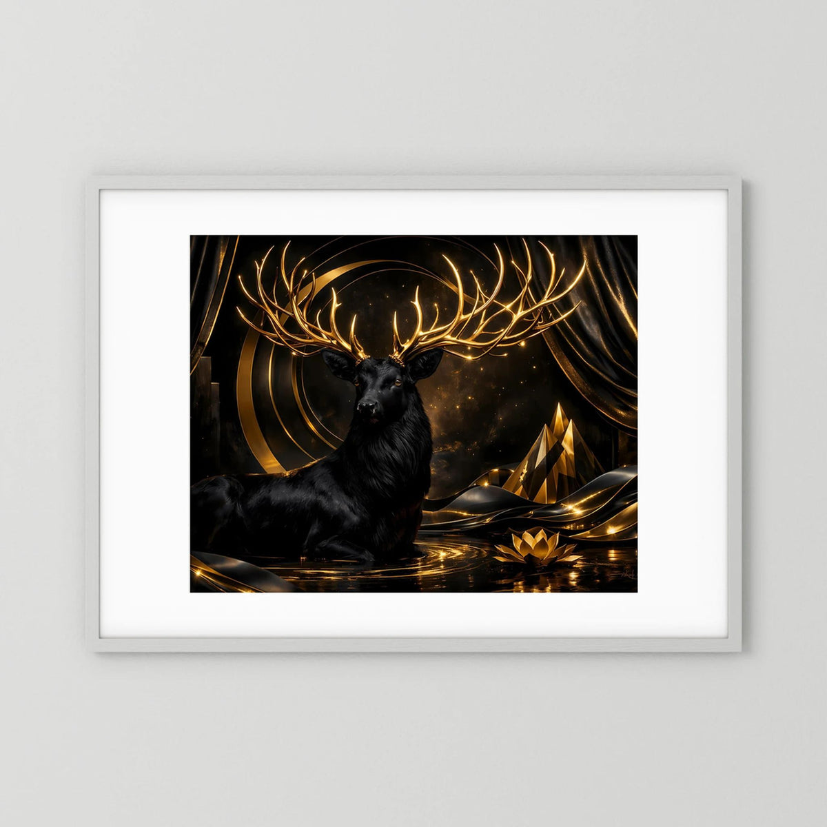 Gerahmtes Poster mit schwarzem Hirsch und goldenem Geweih im goldenen Design, Querformat