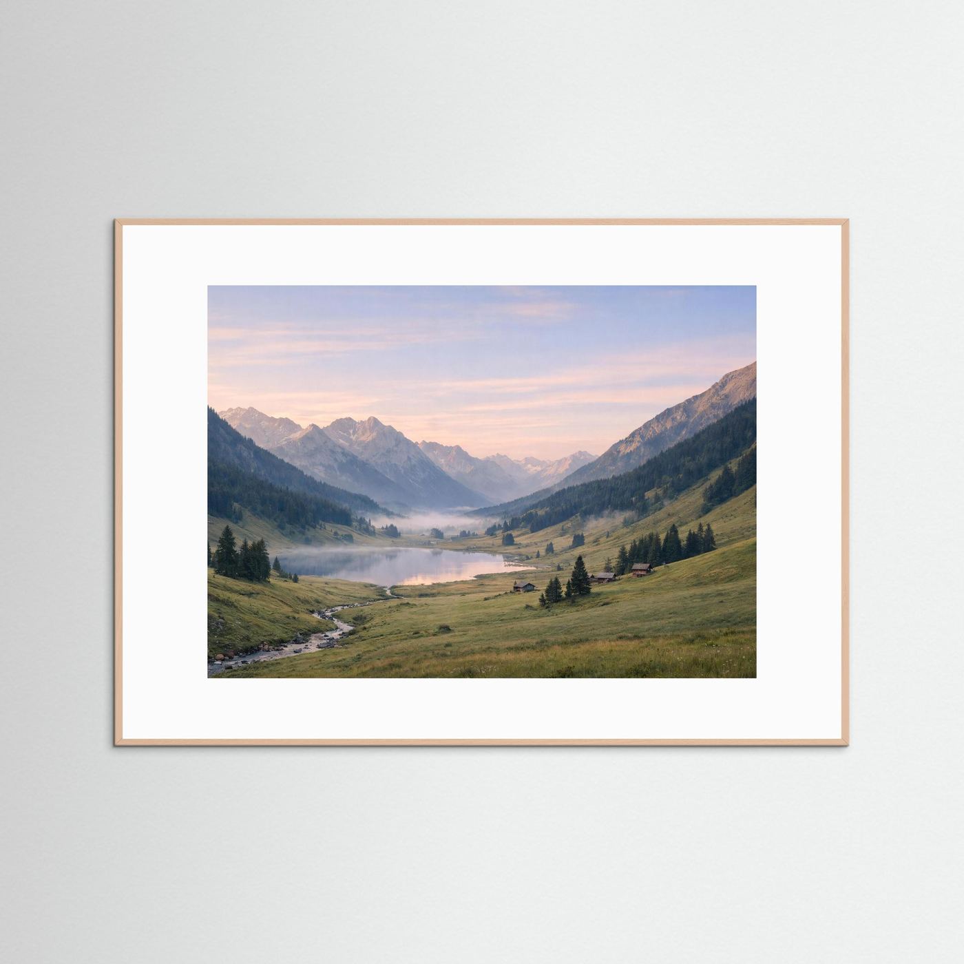 Naturposter im roséfarbenen Holzrahmen mit Bergtal-Landschaft, Querformat