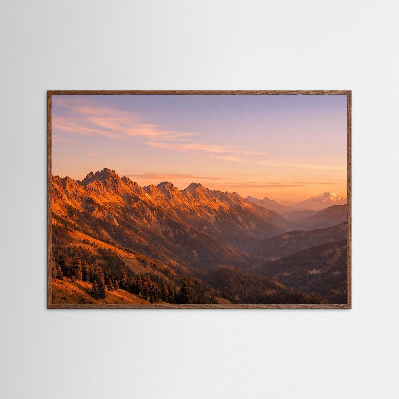 Poster im Querformat mit Bergpanorama, brauner Rahmen (dunkles Eichenholz)