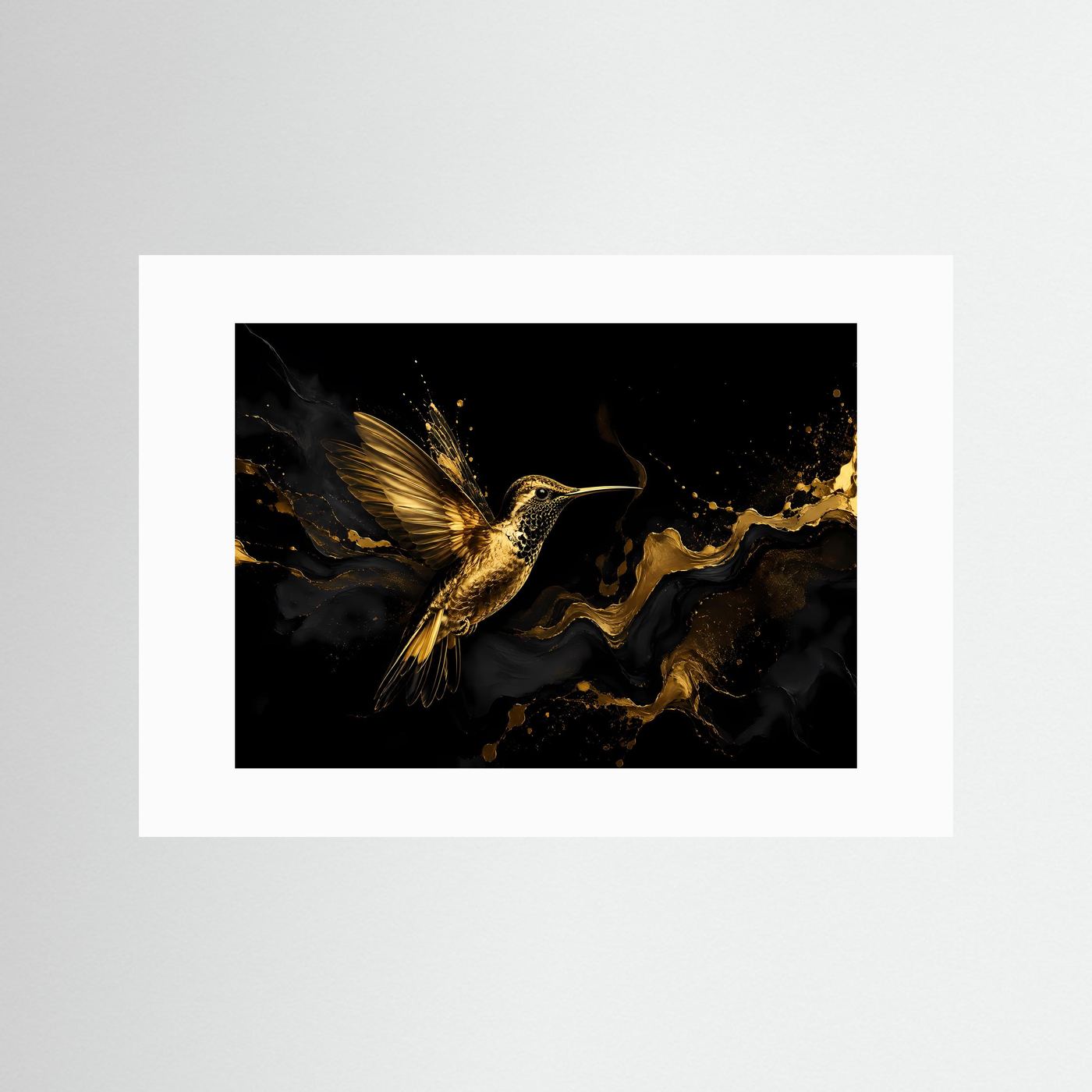 Querformat-Poster mit goldenem Kolibri im dunklen abstrakten Motiv, mit weißem Passepartout