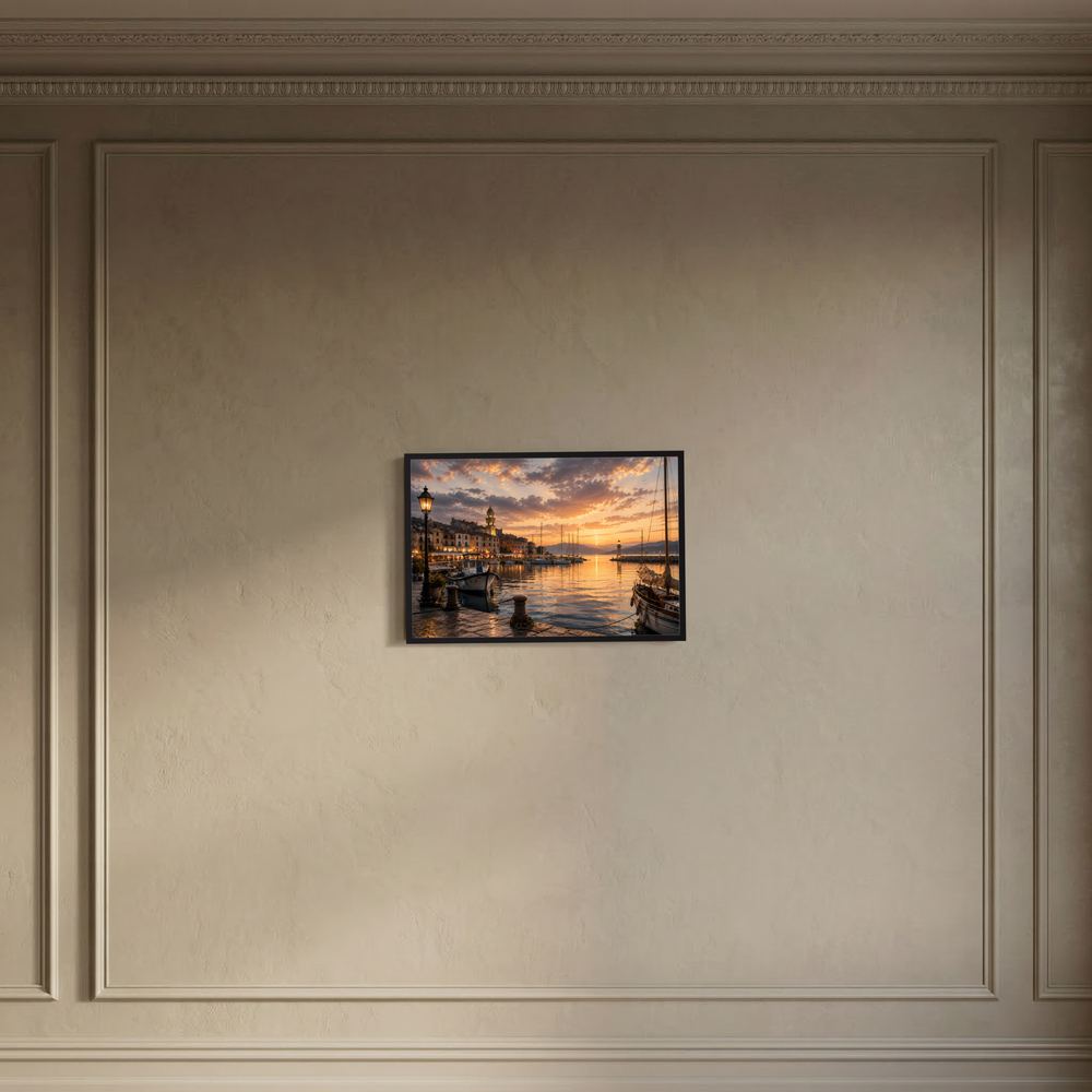 Poster im Querformat mit goldener Zierleiste: Hafen bei Sonnenuntergang und Boote
