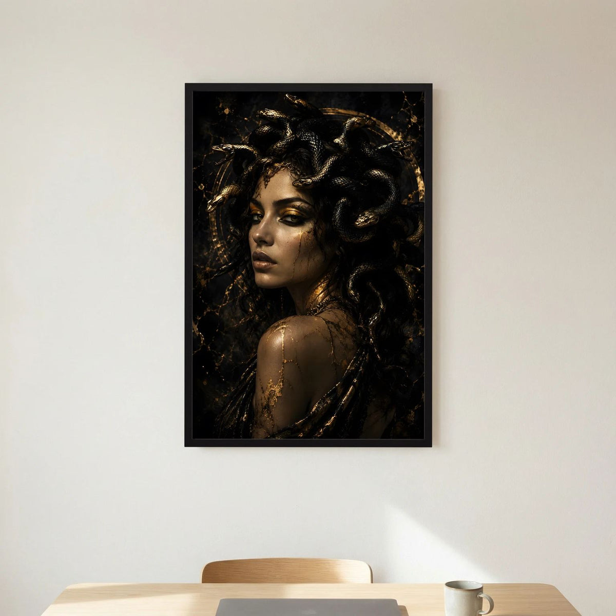 Poster im schwarzen Rahmen mit Medusa-Porträt in Schwarz und Gold, Schlangenhaar im Hochformat